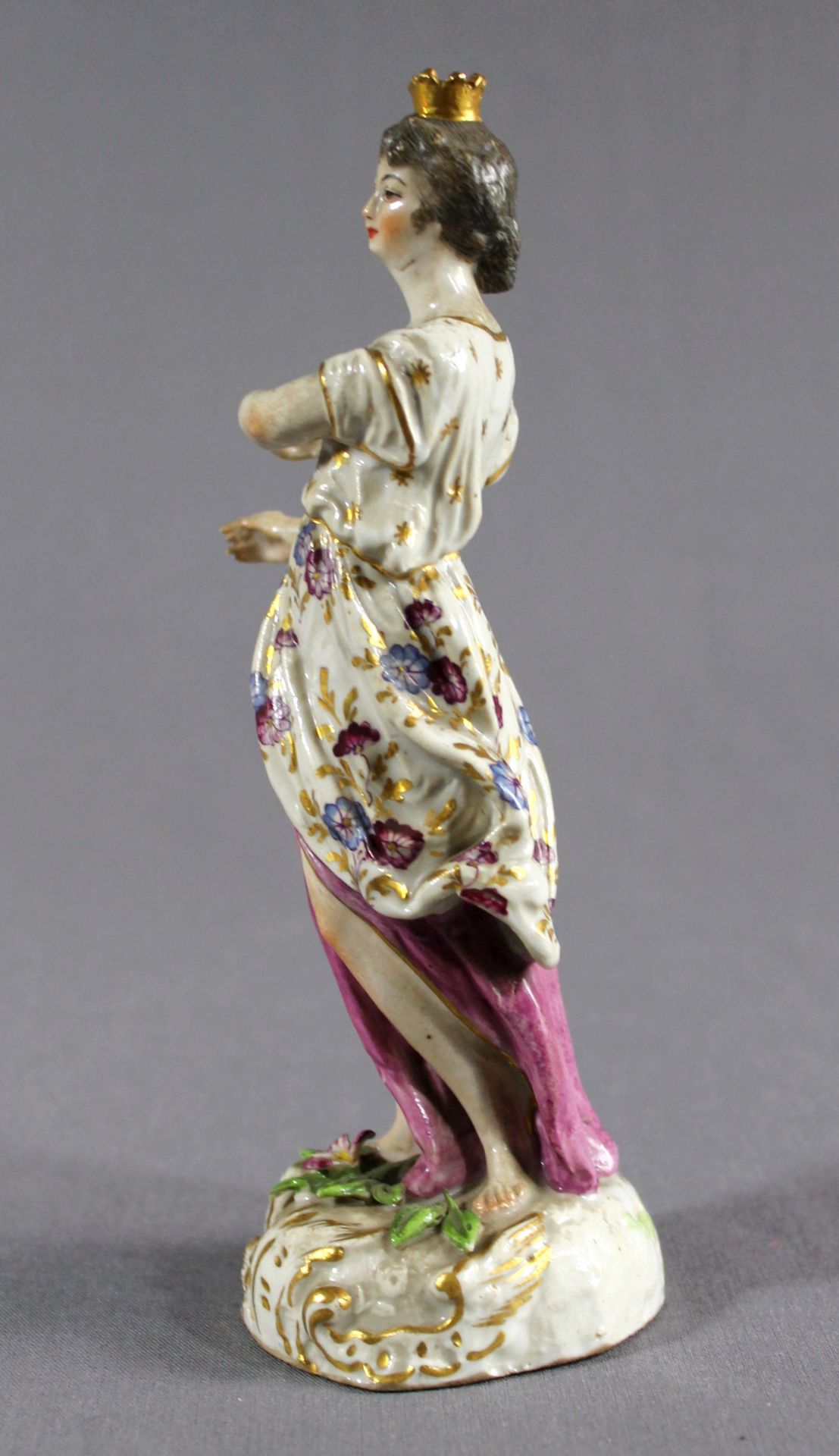 1 Figur Steingut auf naturalistisch gestaltetem Rundsockel „junges Mädchen mit Krone“, farbig bemalt - Image 2 of 4