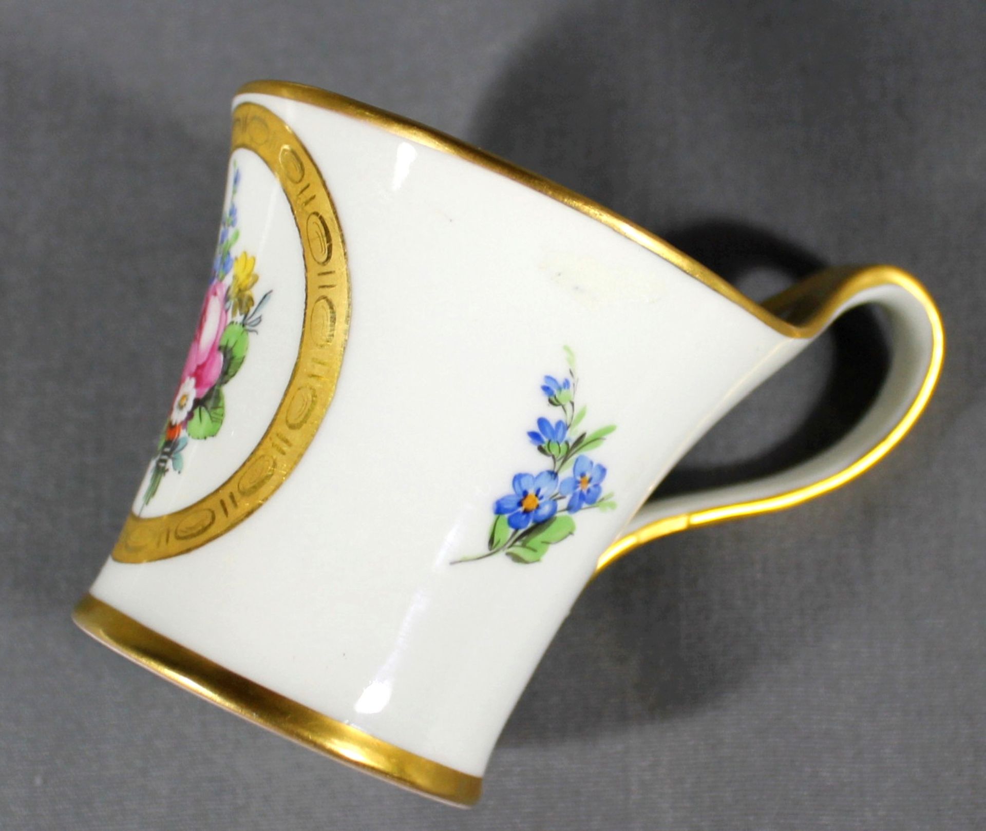 1 Tasse mit Unterteller Porzellan „KPM, blaue Zeptermarke, (1870-1945) Kriegsmarke 1914-1918 sowie - Image 2 of 3