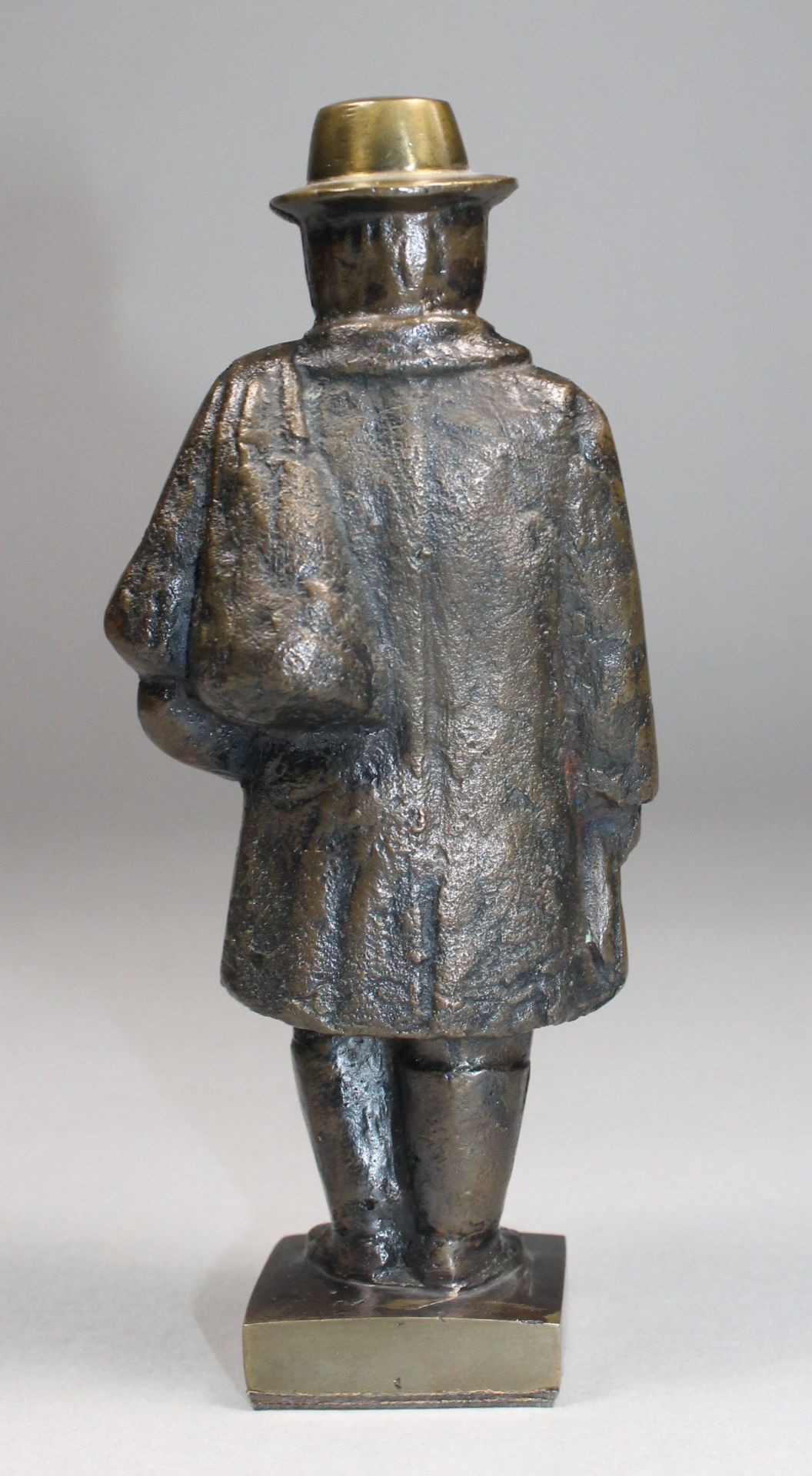 1 kleine Bronzefigur auf quadratischer Plinthe "Wandersmann mit Pfeife", Rußland, H ca. 20cm - Image 2 of 2
