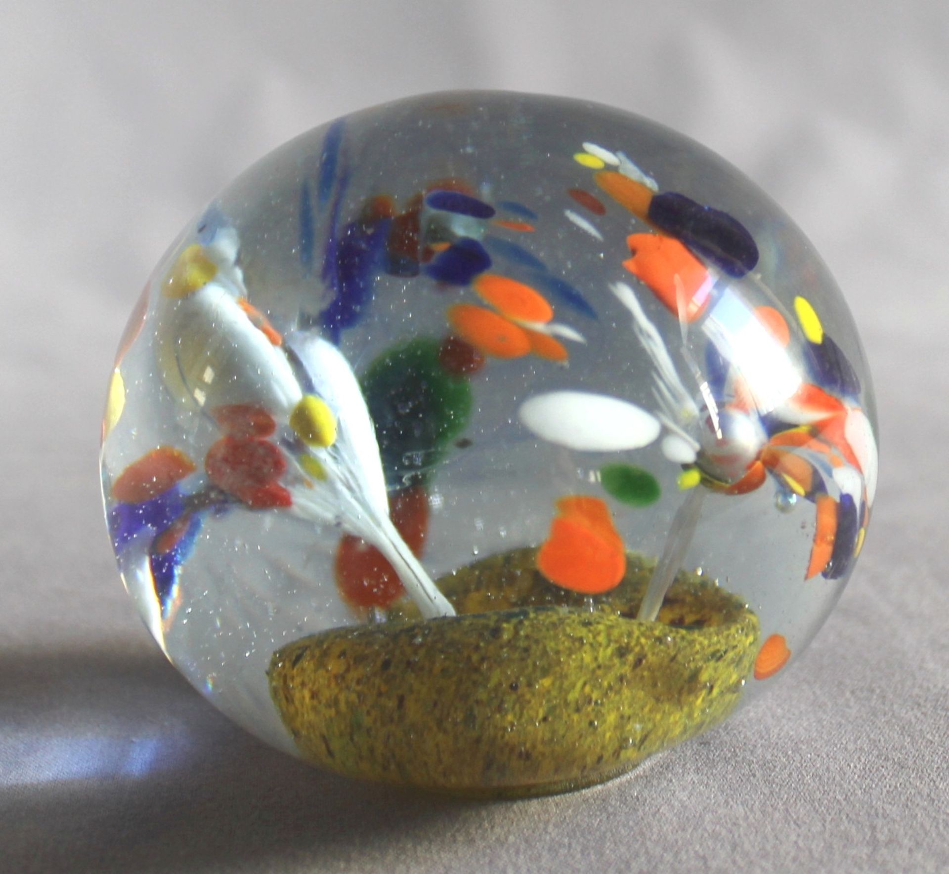 1 Paperweight mit bunten Einschmelzungen, H ca. 5cm, D ca. 9cm