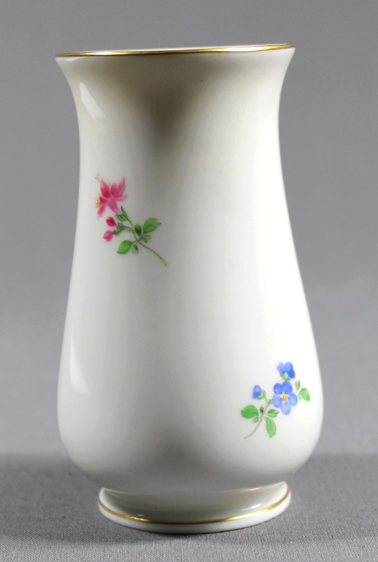 1 kleine Vase Porzellan „Meißen, blaue Schwertermarke“, keine Schleifstriche, handbemalt mit - Image 2 of 2