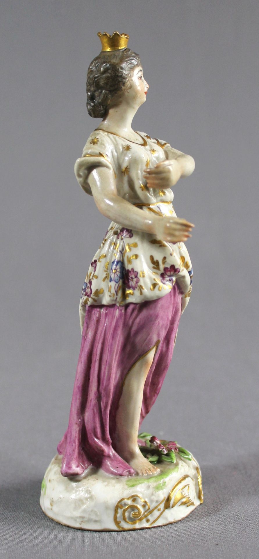 1 Figur Steingut auf naturalistisch gestaltetem Rundsockel „junges Mädchen mit Krone“, farbig bemalt - Image 3 of 4