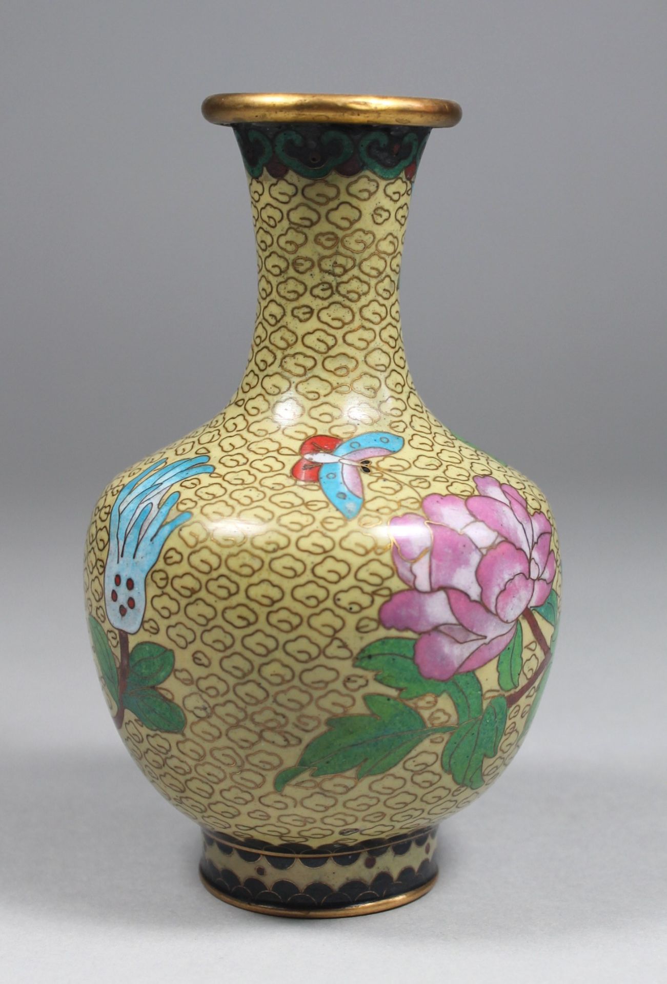 1 kleine Vase Messing mit aufgelegtem Cloisonéedekor, H ca. 17cm, Asien - Image 2 of 2