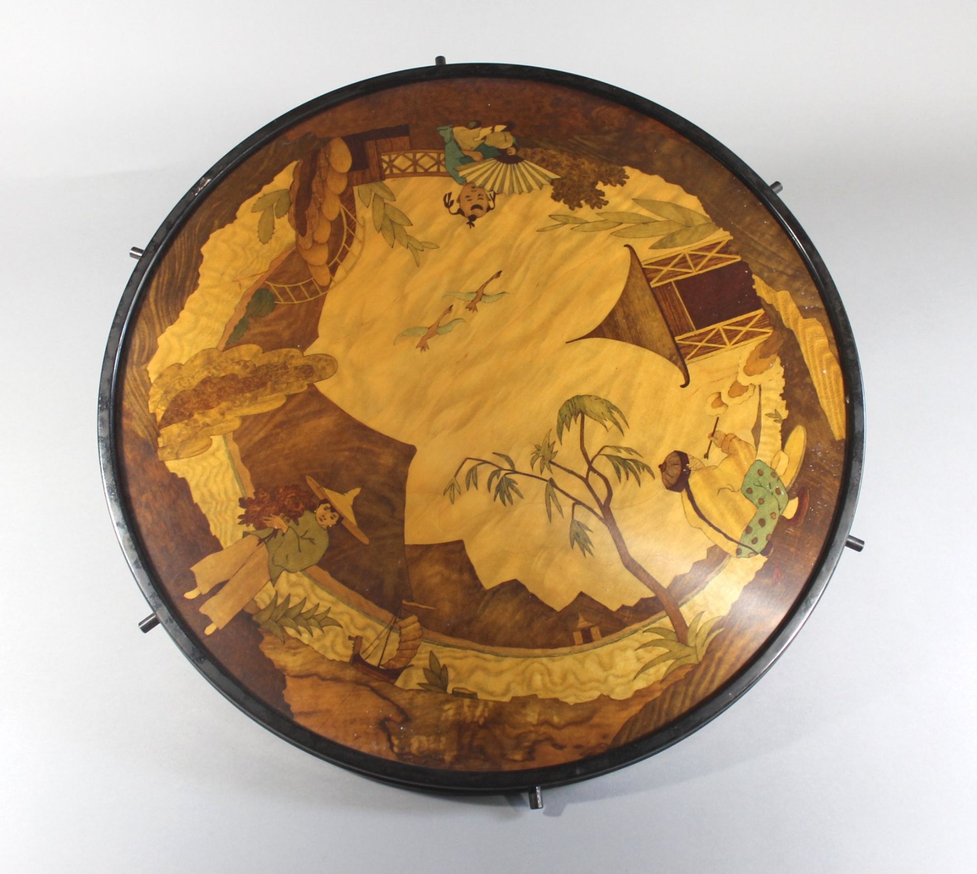 1 große runde Dreh-Platte Holz/Metall, auf Fuß, mit gemalten asiatischen Alltagszenen, hinter