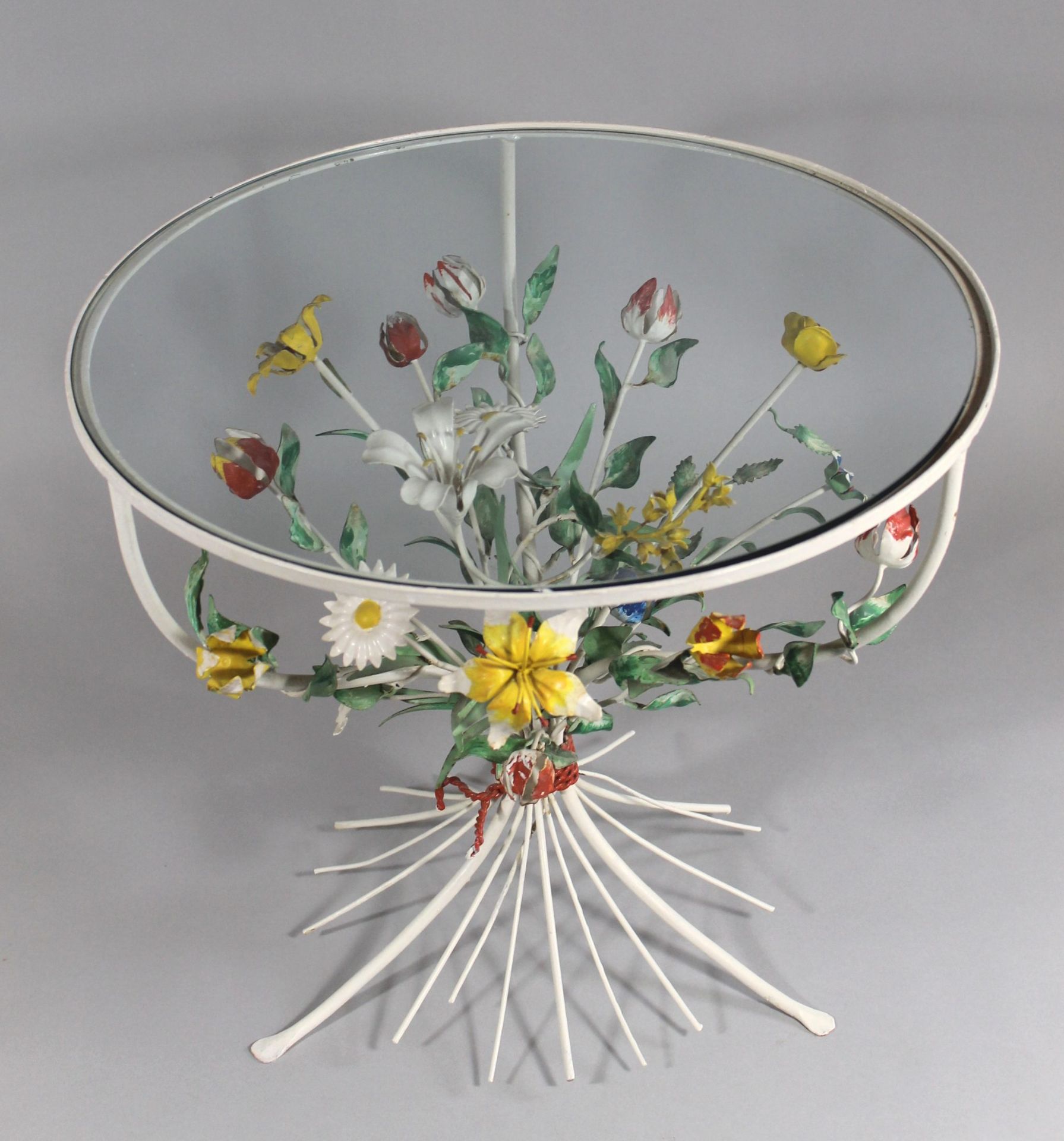 1 kleiner runder Beistelltisch Metall, floral und farbig gestalteter Fuß, Glasplatte, H ca. 50cm , D