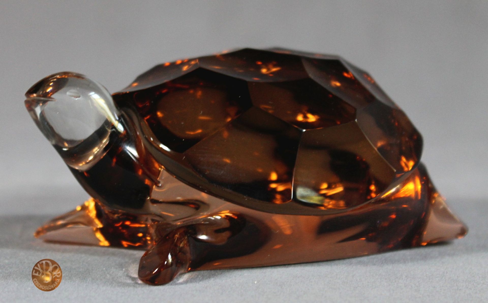 1 Glasobjekt "Schildkröte", braunes Glas, Abriss geschliffen und poliert, mit Ätzmarke "Exbor