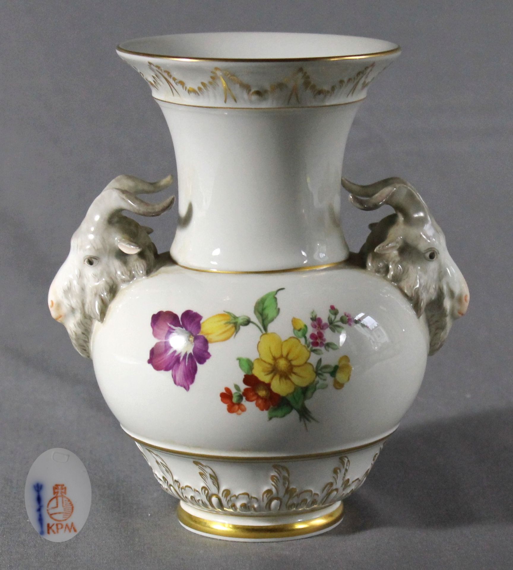 1 Widderkopfvase Porzellan, Balusterform „KPM, blaue Zeptermarke sowie roter Reichsapfel “, 1