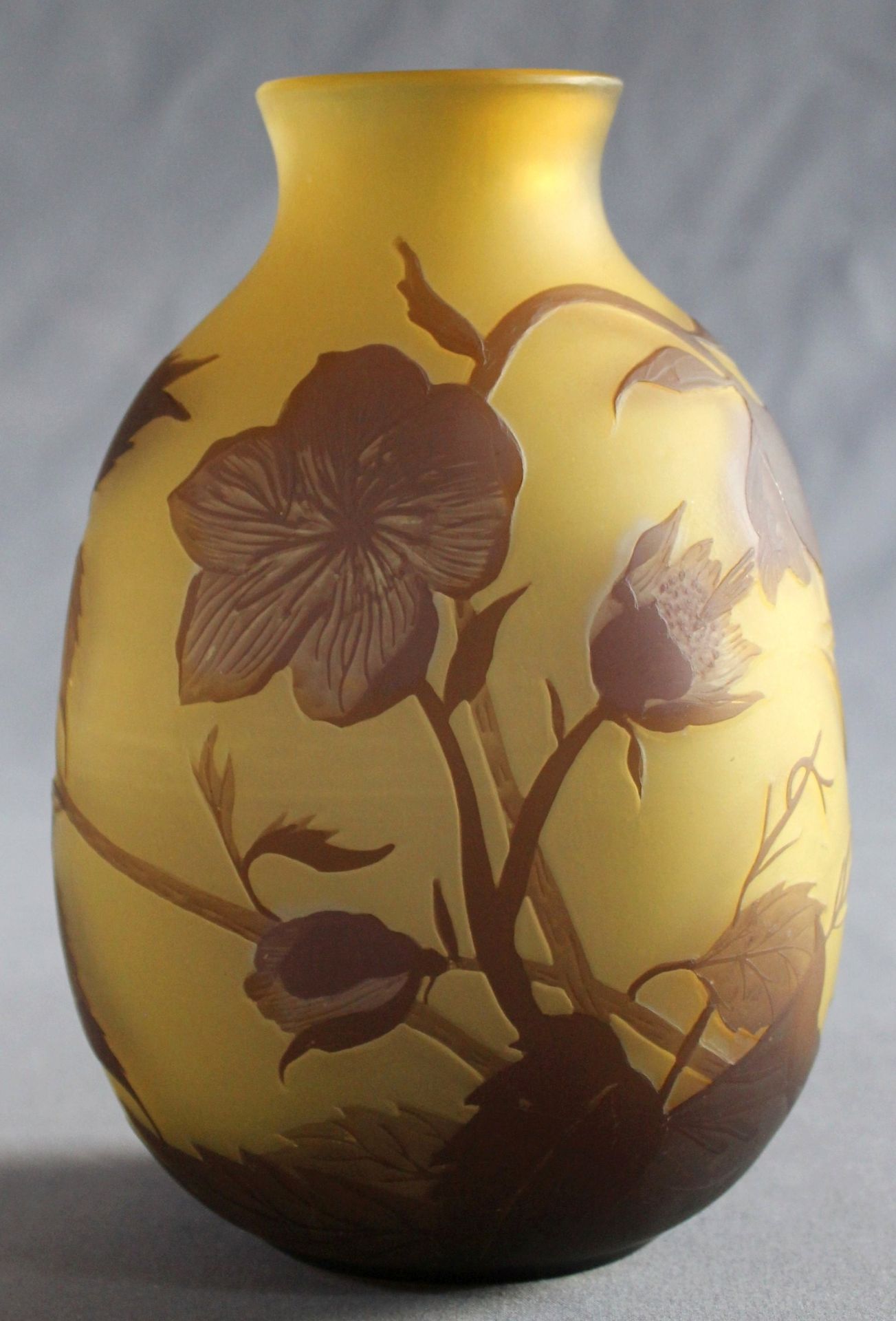1 Vase Glas, farbig überfangen mit geschnittenem, geätztem und überfangenem Blumen- und