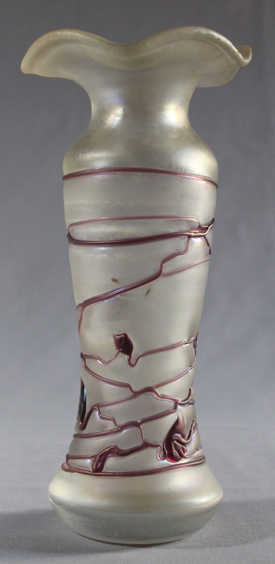 1 Vase Klarglas, irisierende geätzte Oberfläche, aufgesetztes lilafarbenes Fadendekor, dickwandig,