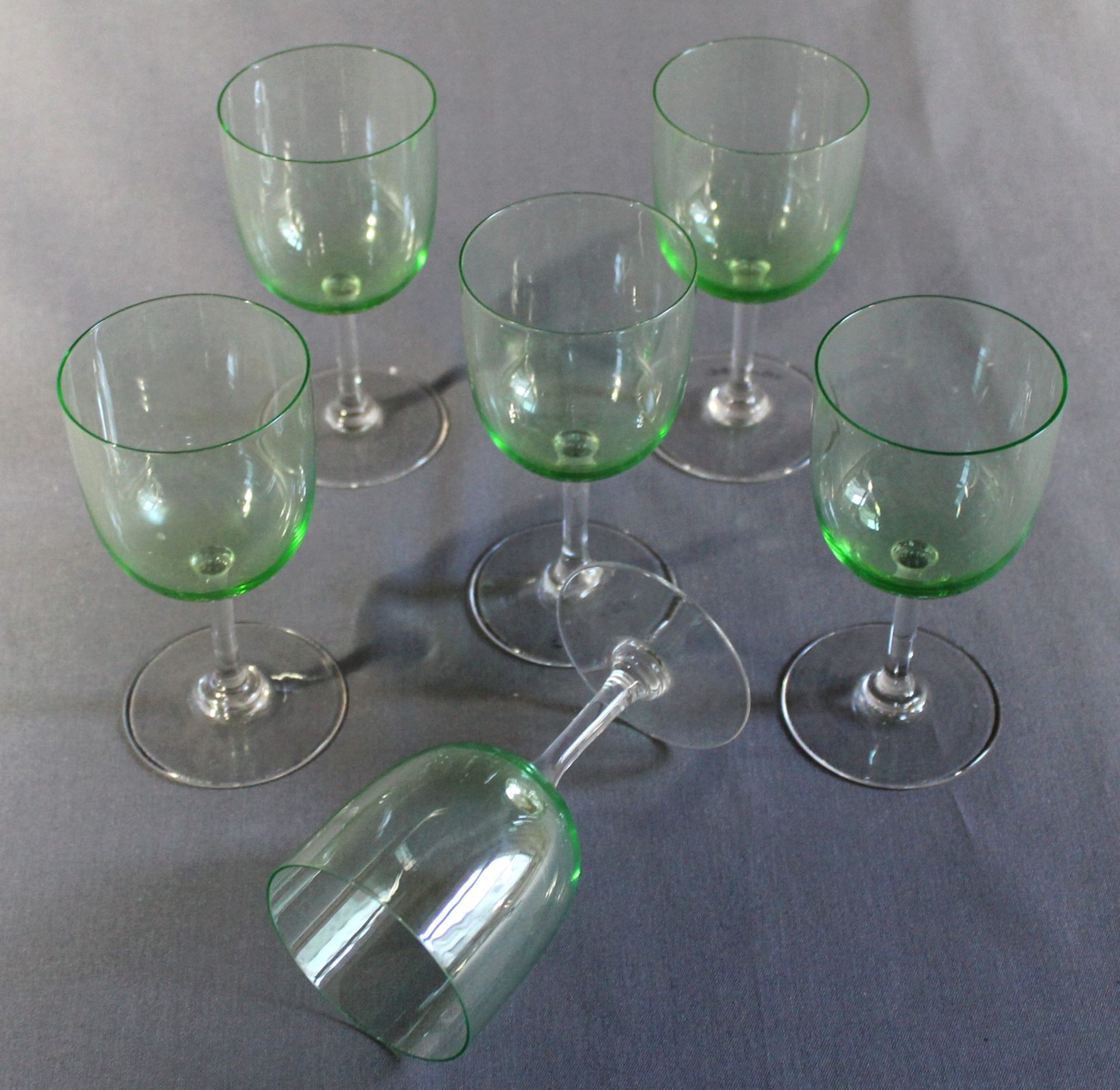 6 Weingläser, hellgrüne Kuppas, H ca. 12,5cm