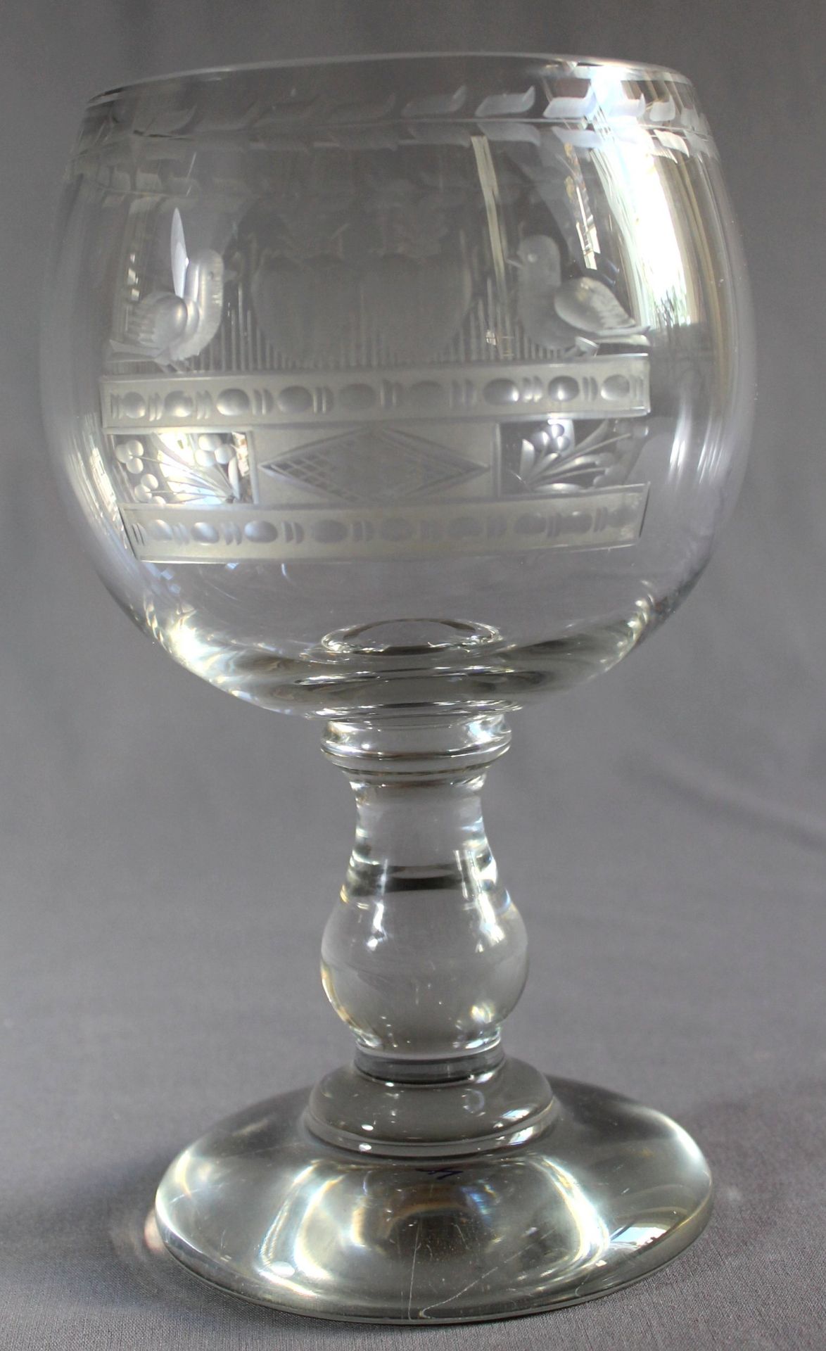 1 großes Pokalglas, doppelwandig, Kuppa reich beschliffen, schwere Ausführung, H ca. 26,5cm, D ca.