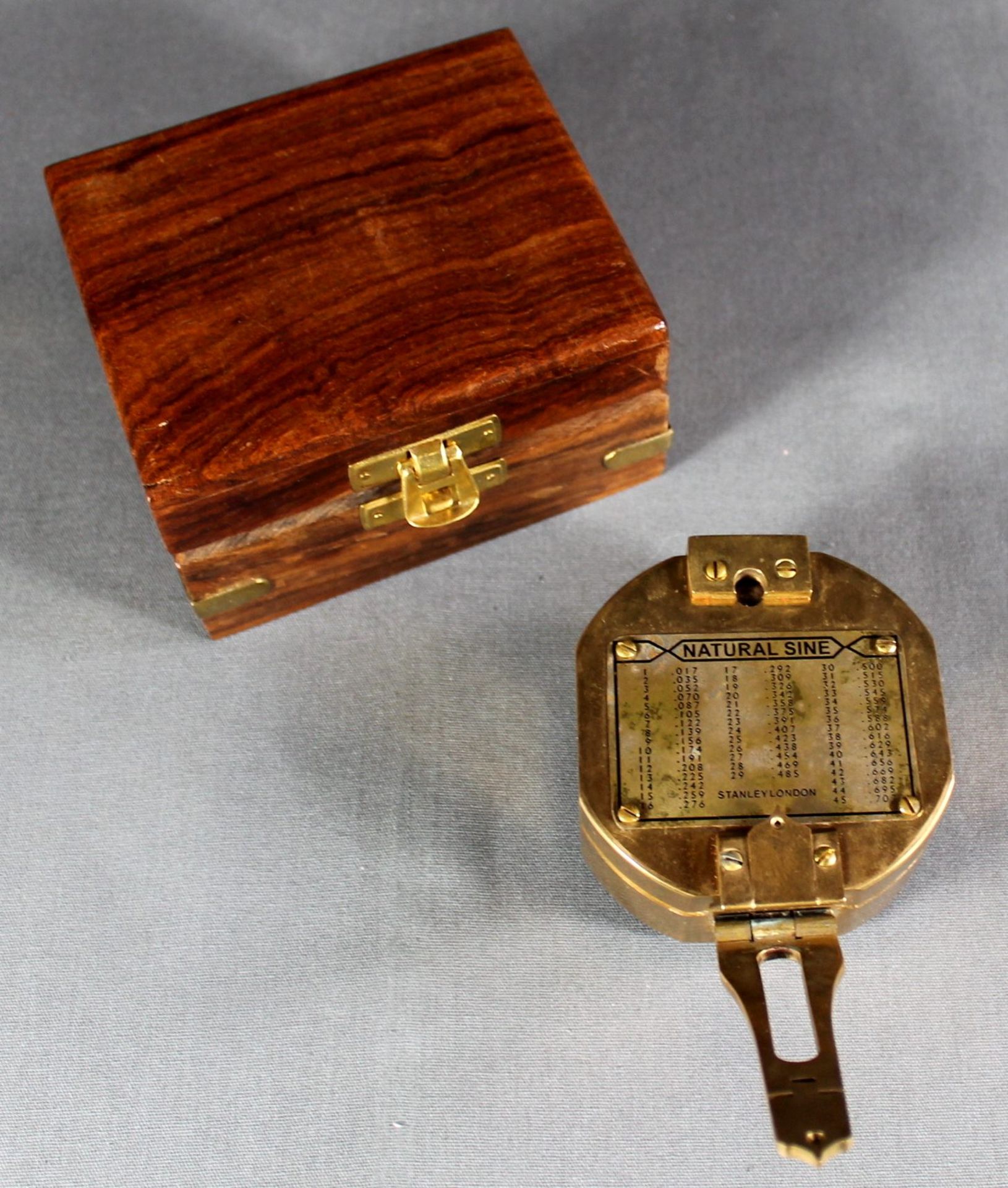 1 Kompass England, in original Holzschatulle, achtkantiges Messinggehäuse bezeichnet "Starvey