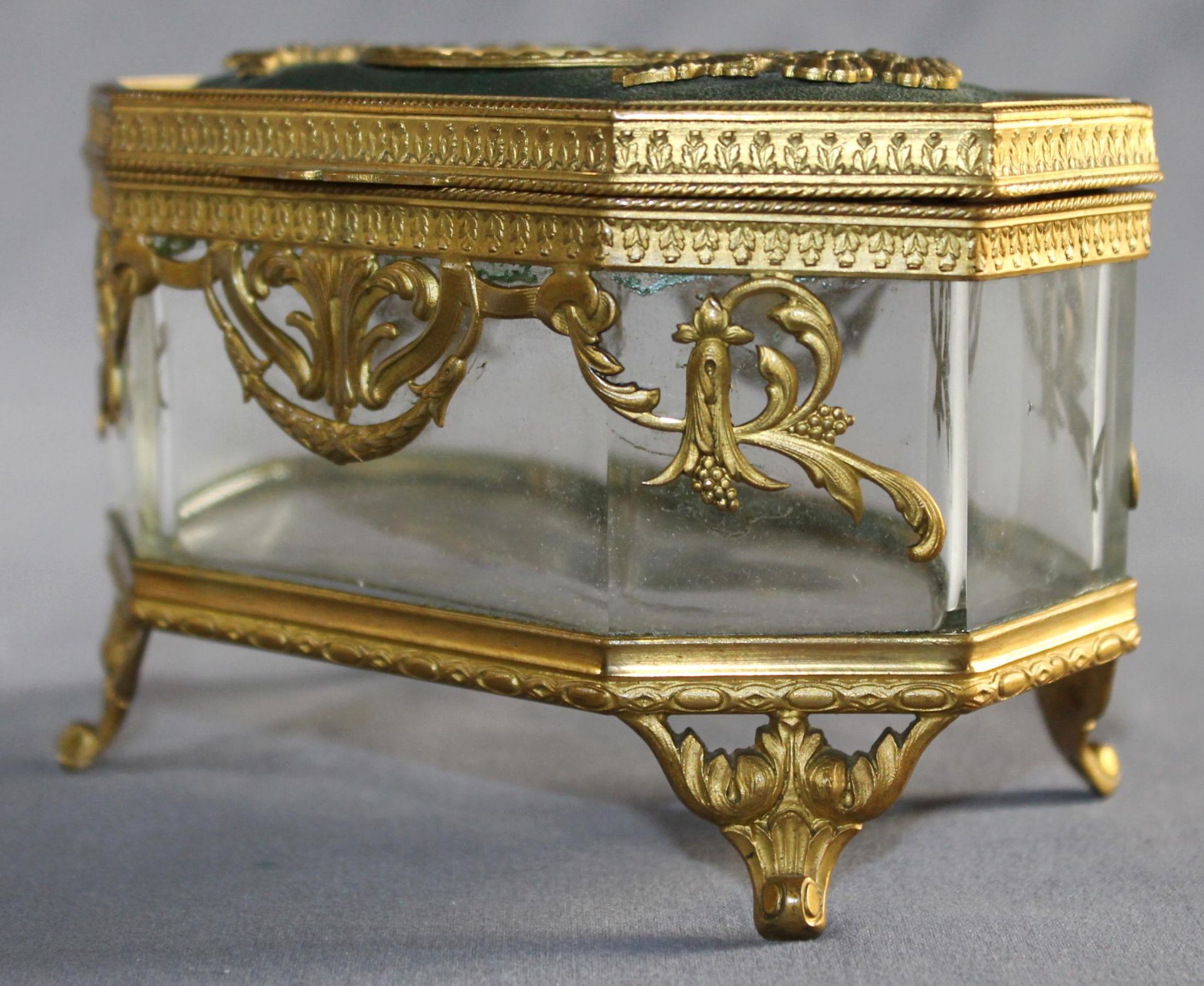 1 schöne und sehr dekorative 8-eckige Schatulle Glas, gefasst in Bronze, feuervergoldet, Deckel - Bild 2 aus 5
