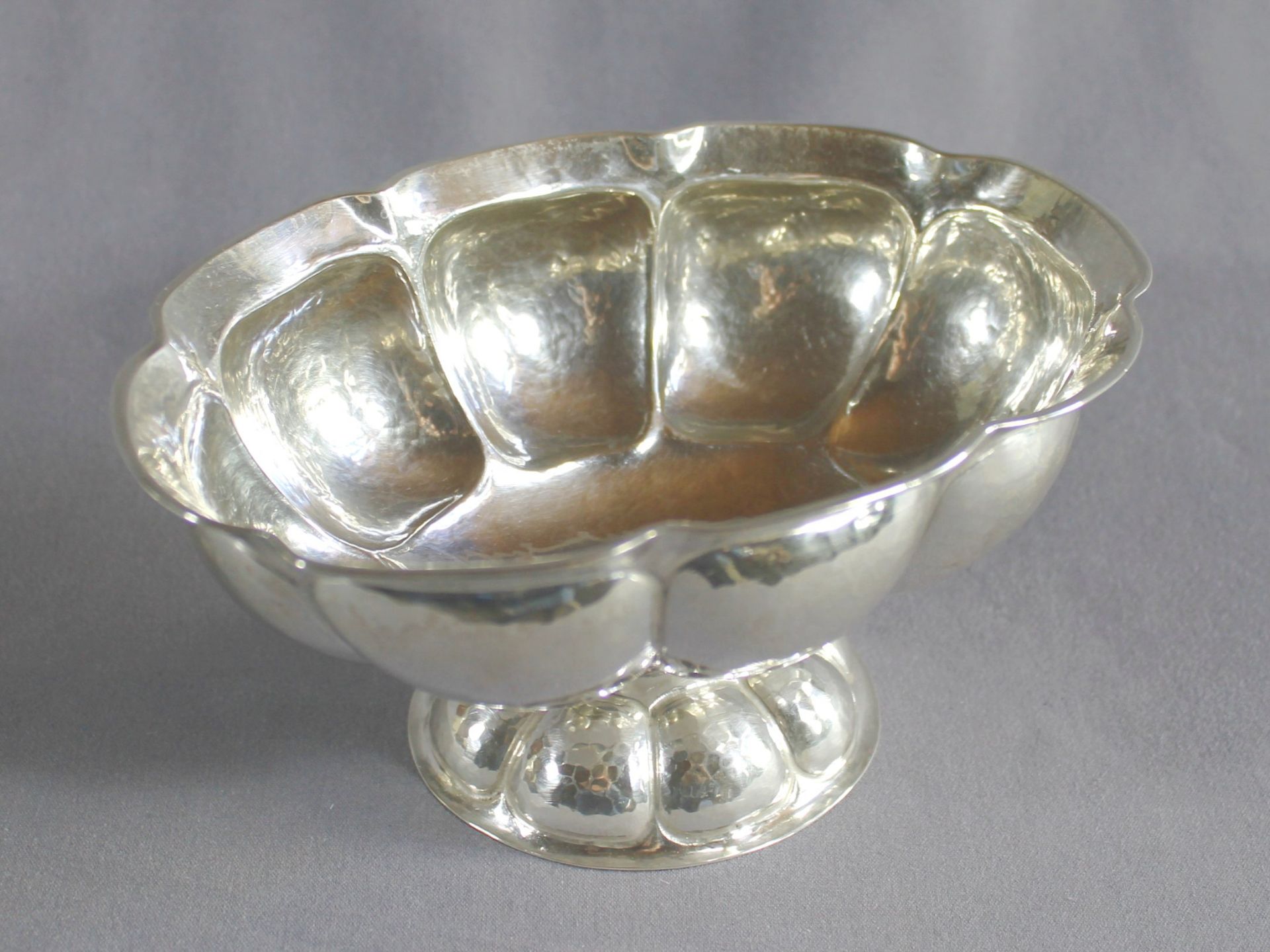 1 ovale Konfektschale auf Fuß, Silber (800/000), Punzen: Halbmond und Krone, Wandung mit geraden