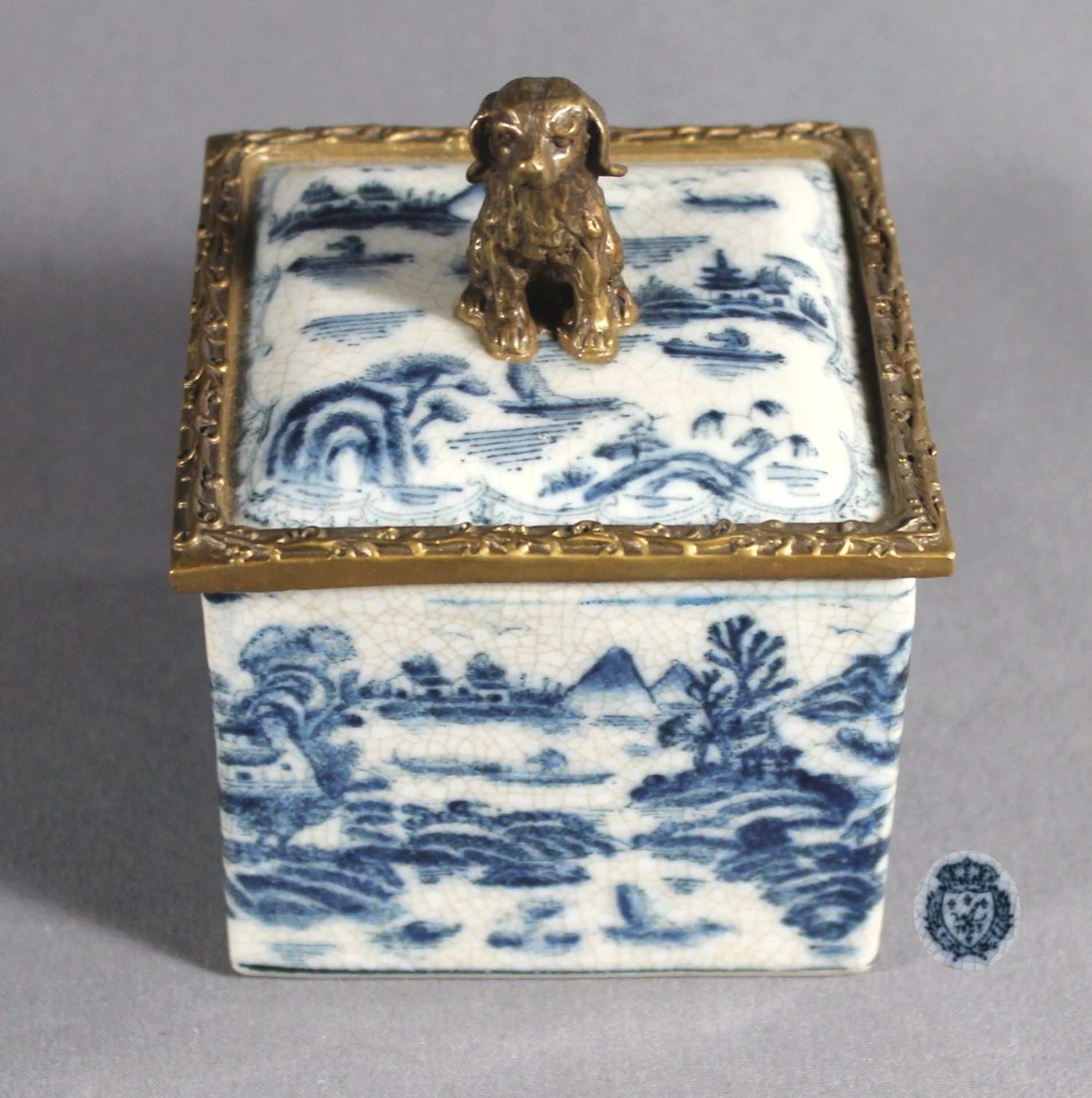 1 quadratische Deckeldose Keramik, Wandung und Deckel mit blauem Landschaftsdekor, Deckel in Messing