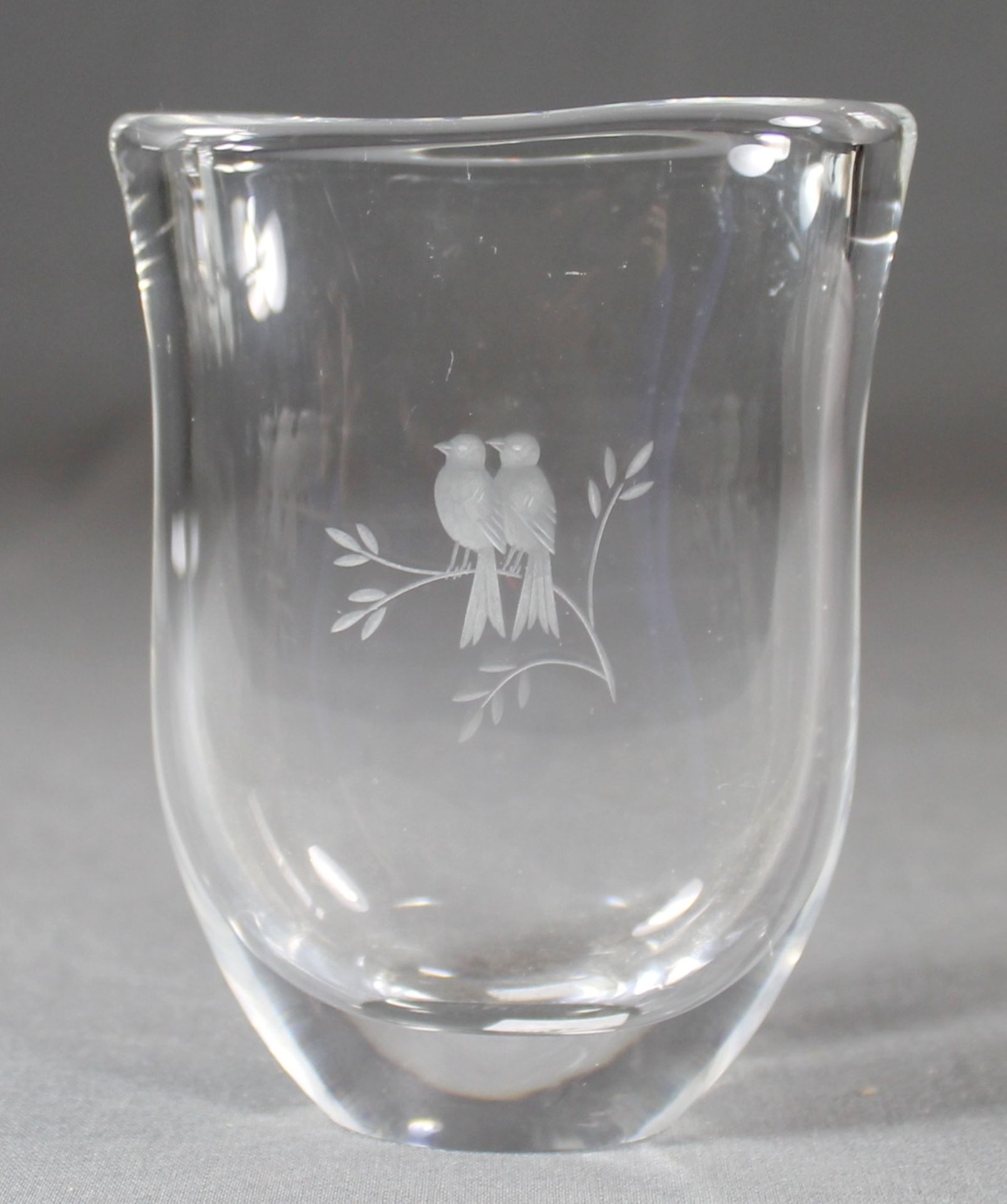 2 Teile Glas; 1 kleine Vase Glas, Klarglas, schauseitig mit kleiner Gravur "Vogelpaar",