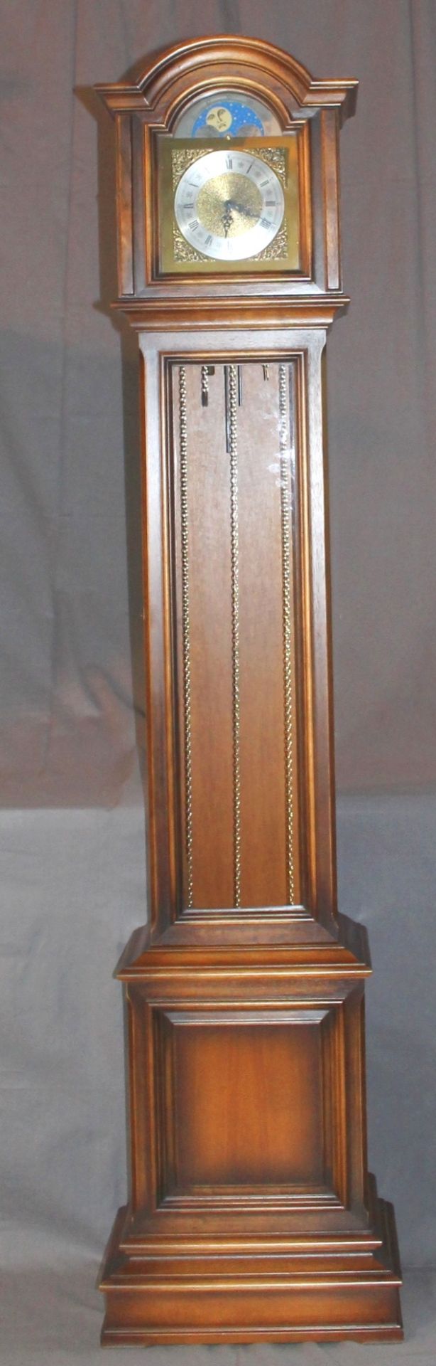 1 kleine Standuhr, Holzgehäuse, mit Mondphase, 3-gewichtig, Messingzifferblatt, ca. 187cm x 36cm x
