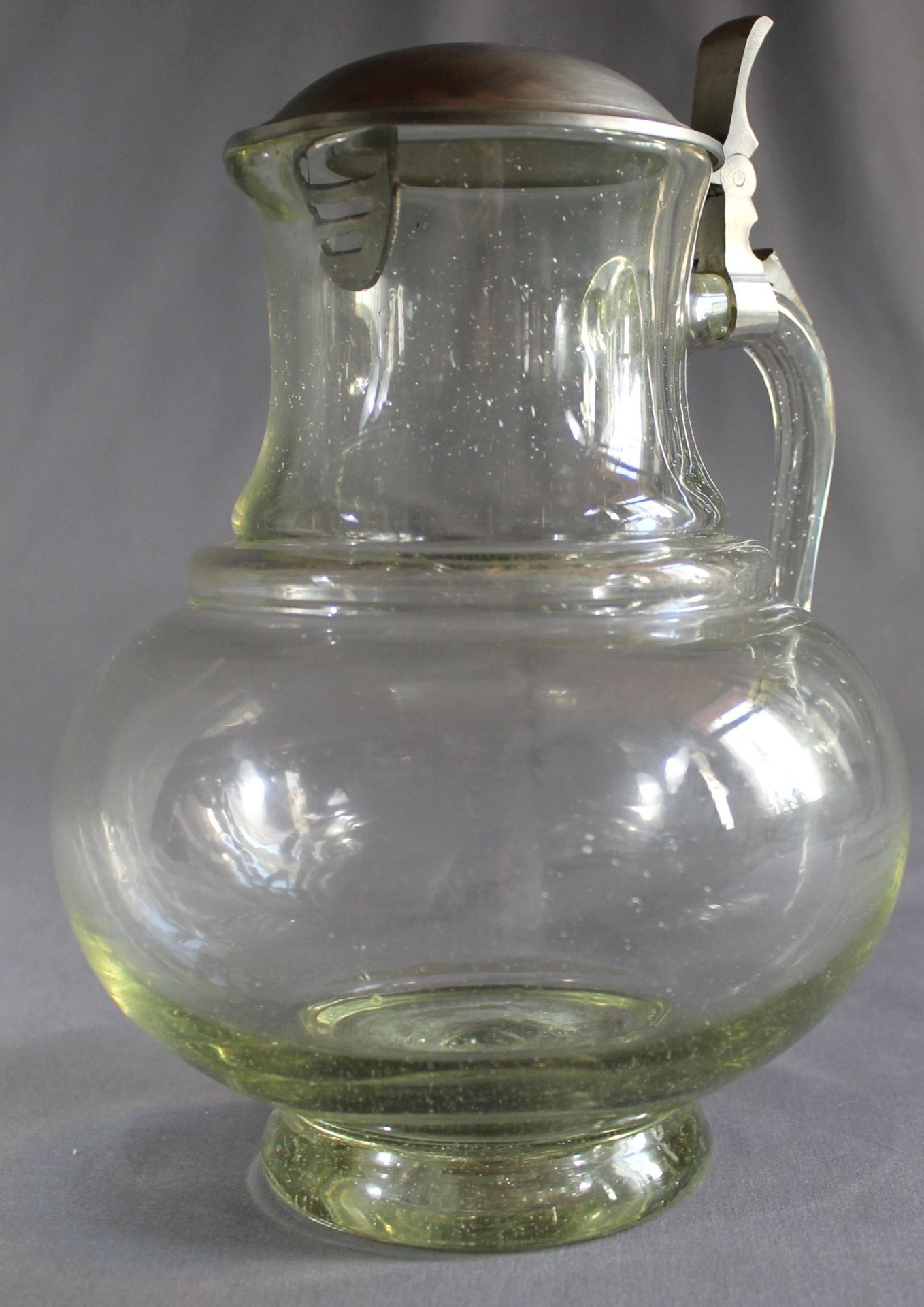 1 Schenkkanne Glas, mit Zinndeckel, mundgeblasen, Abriss nicht ausgeschliffen, schwere Ausführung, H