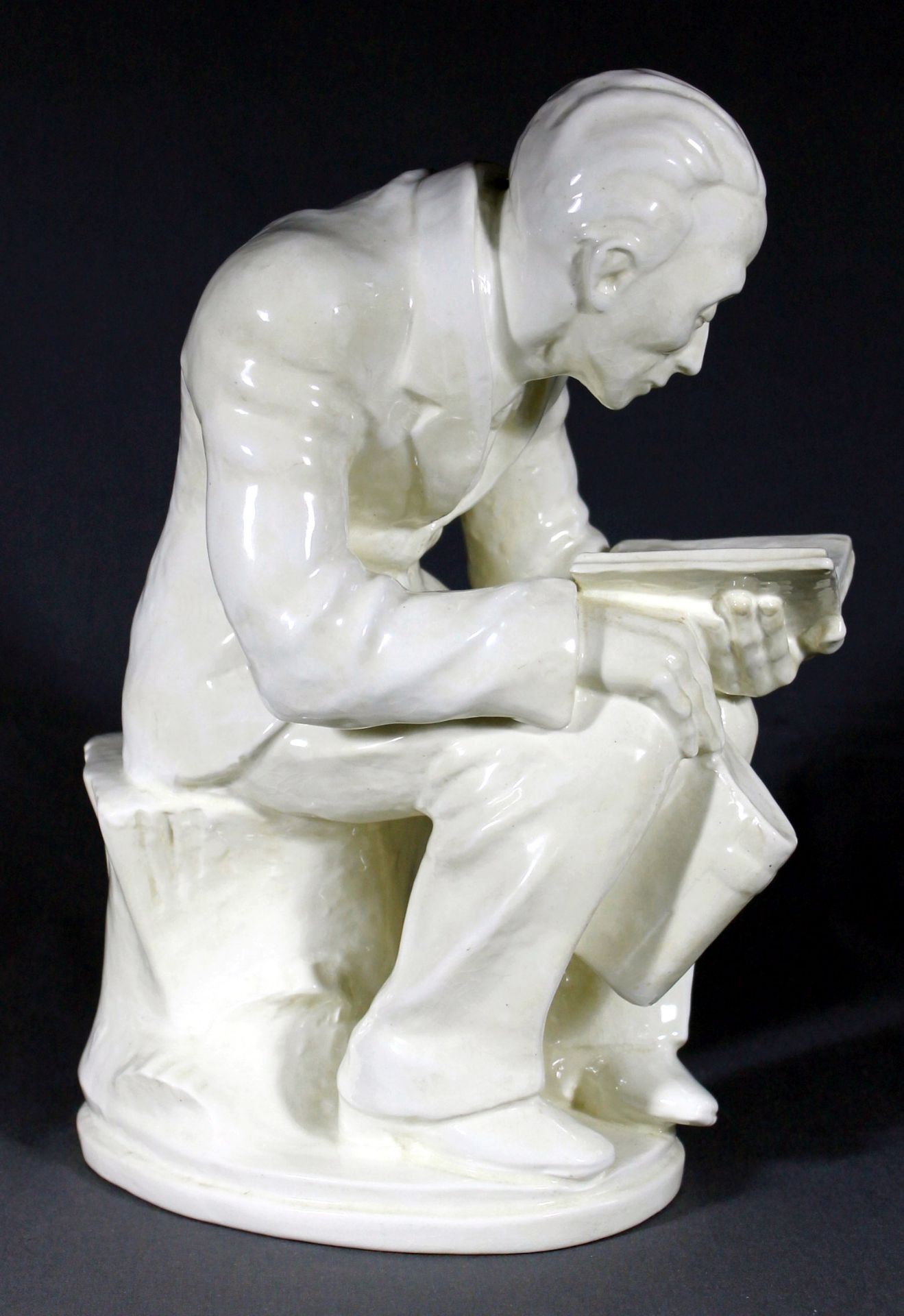 1 große Figur Feinsteinzeug, weiß glasiert mit Krakelee „Lesender, Roessler“, Sitzender Alter mit - Image 3 of 4