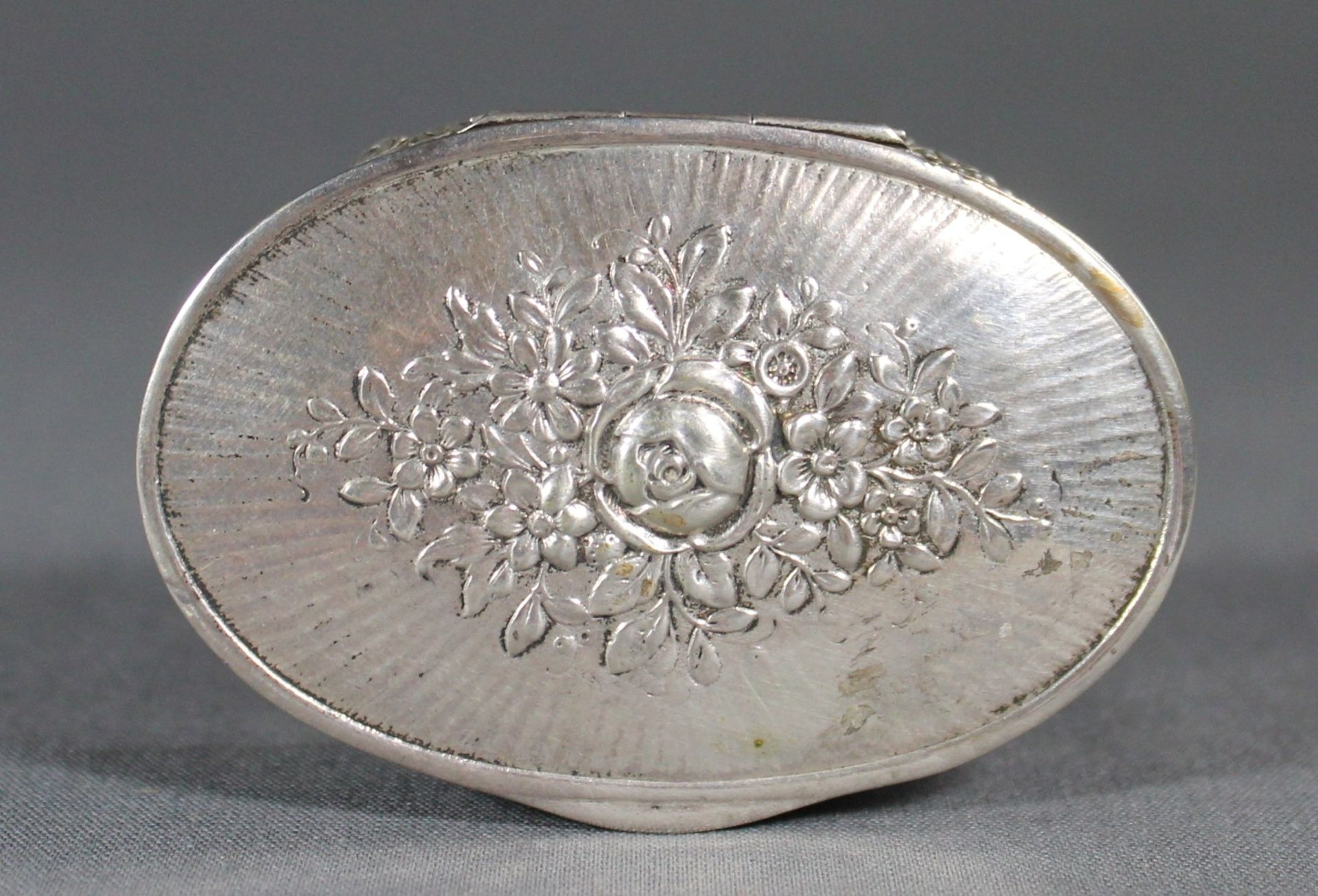 1 ovale Dose Silber (800/000), punziert, Deckel und Wandung mit getriebenem Blumendekor, - Image 2 of 3