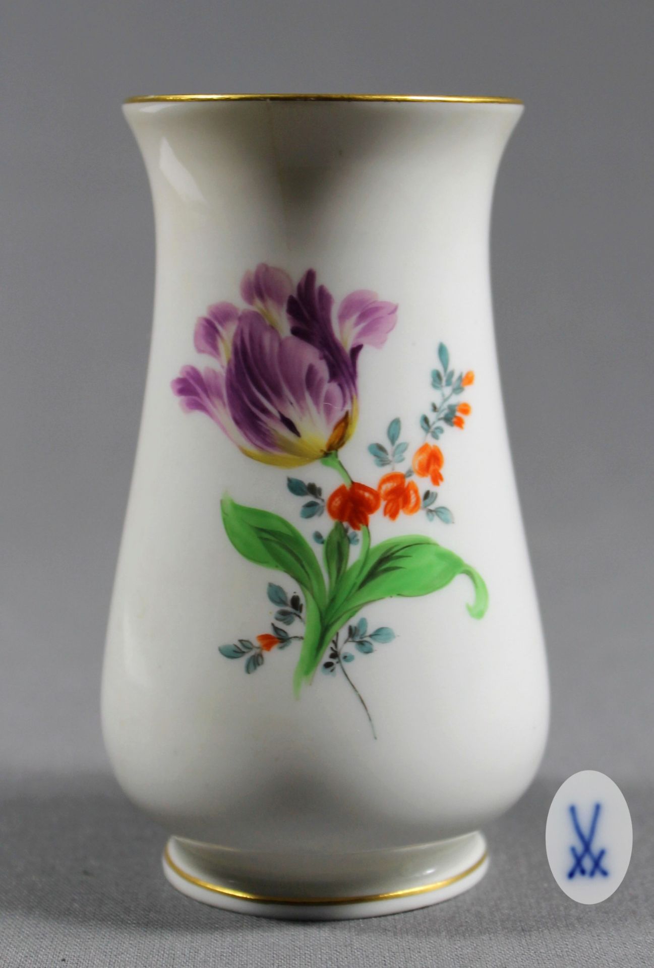 1 kleine Vase Porzellan „Meißen, blaue Schwertermarke“, keine Schleifstriche, handbemalt mit