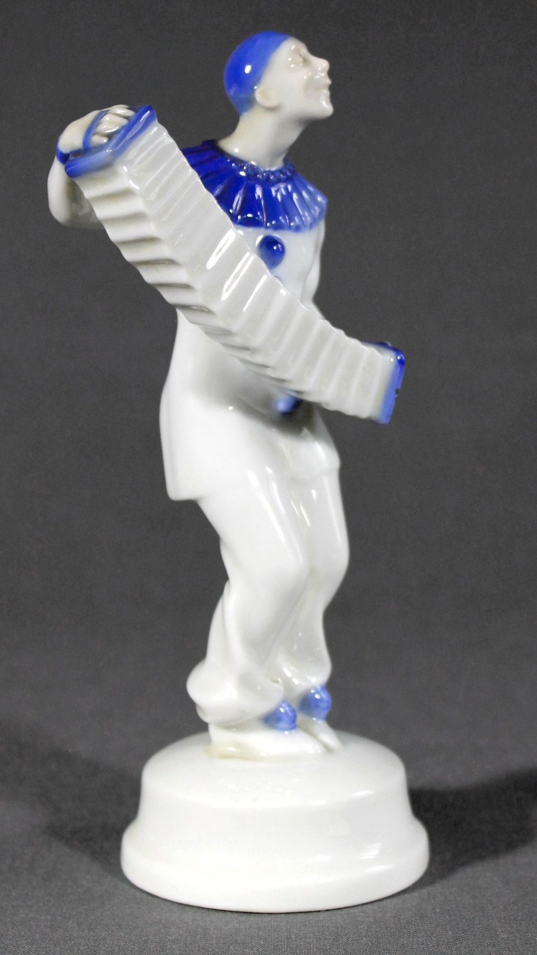 1 Porzellanfigur Jugendstil, auf rundem Sockel „Zieharmonika spielender Pirrot, Hutschenreuther“, - Image 3 of 4