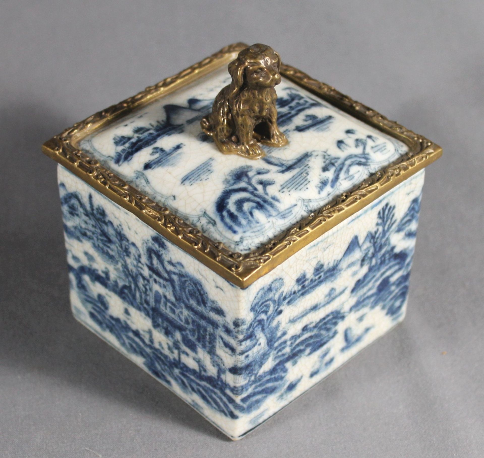 1 quadratische Deckeldose Keramik, Wandung und Deckel mit blauem Landschaftsdekor, Deckel in Messing - Image 2 of 3