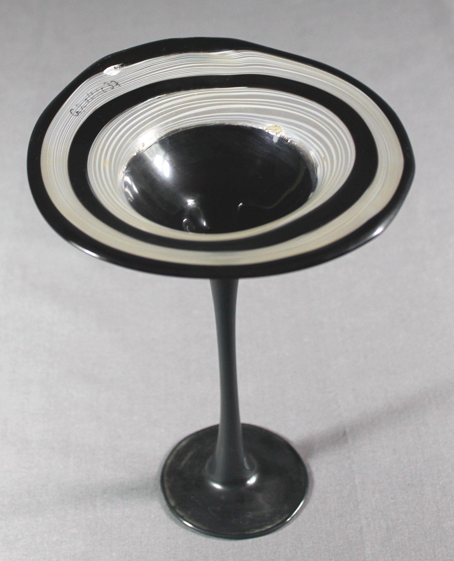 2 Teile Glas; 1 kleine Vase Glas, Klarglas, schauseitig mit kleiner Gravur "Vogelpaar", - Image 2 of 2