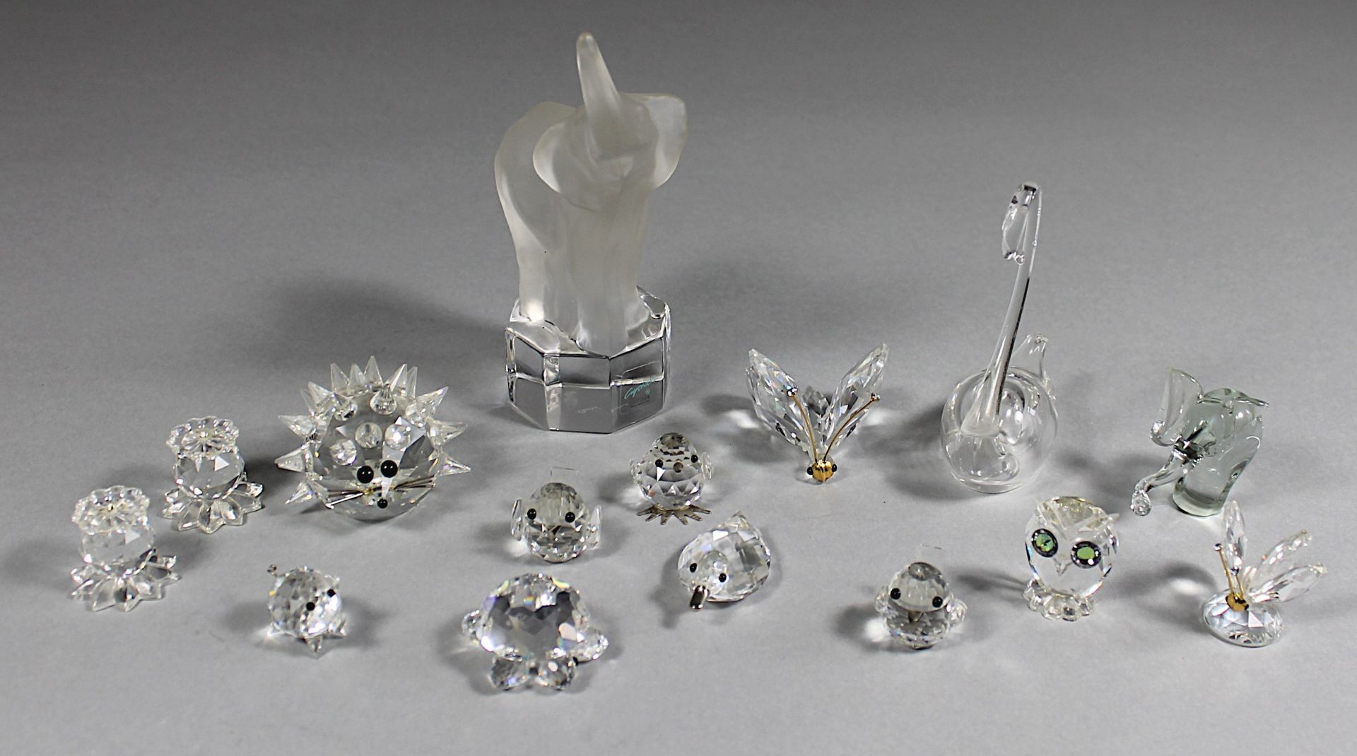 1 Konvolut von 15 Glasfiguren, darunter 14 Swarovski-Figuren (4 Stück beschädigt), 2 kleinen