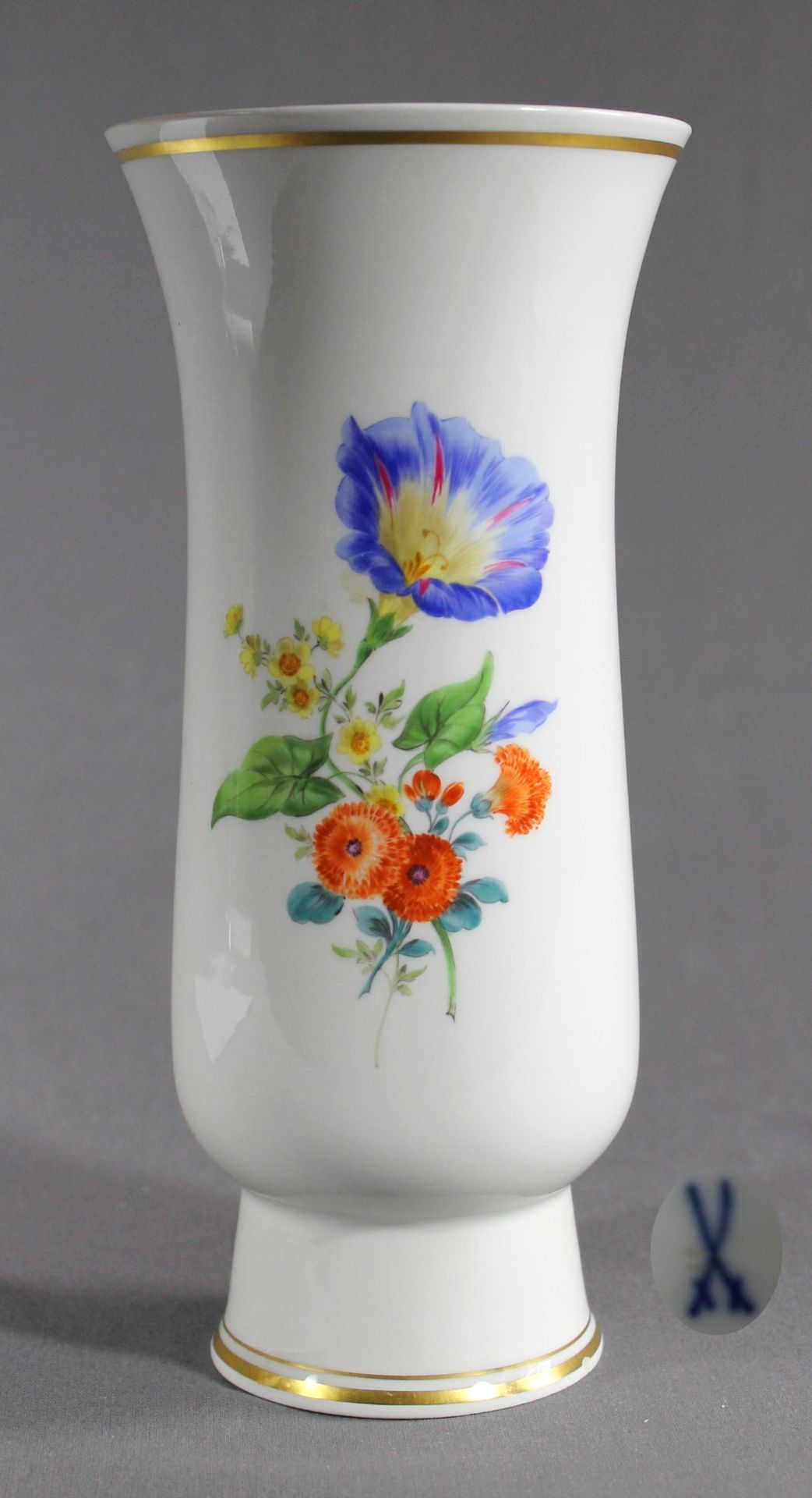 1 Vase Porzellan „Meißen, blaue Schwertermarke“, 2. Wahl. Blumendekor und Goldlinien, H ca. 24,