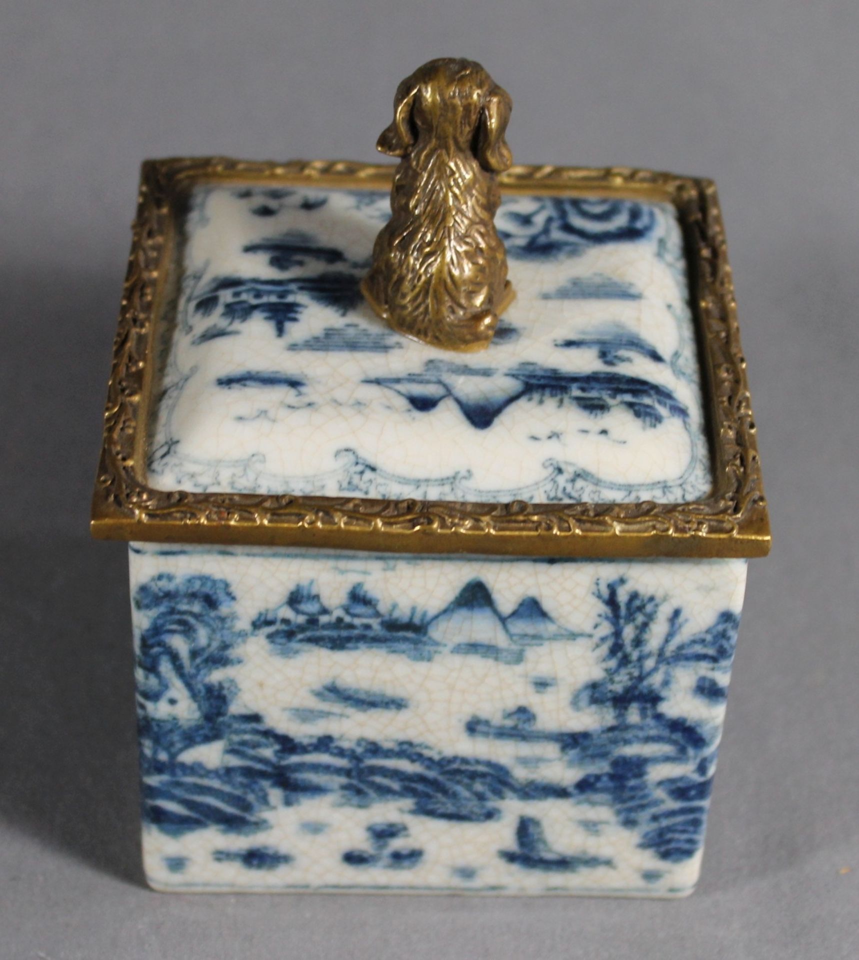 1 quadratische Deckeldose Keramik, Wandung und Deckel mit blauem Landschaftsdekor, Deckel in Messing - Image 3 of 3
