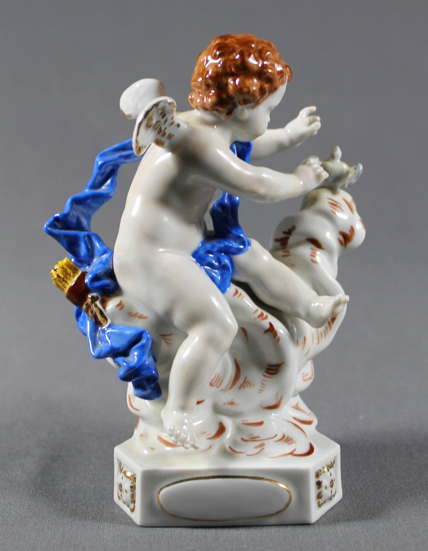 1 Porzellanfigur auf naturalistischem Sockel Porzellan „Putto mit Vogel, Meißen, blaue - Image 2 of 4