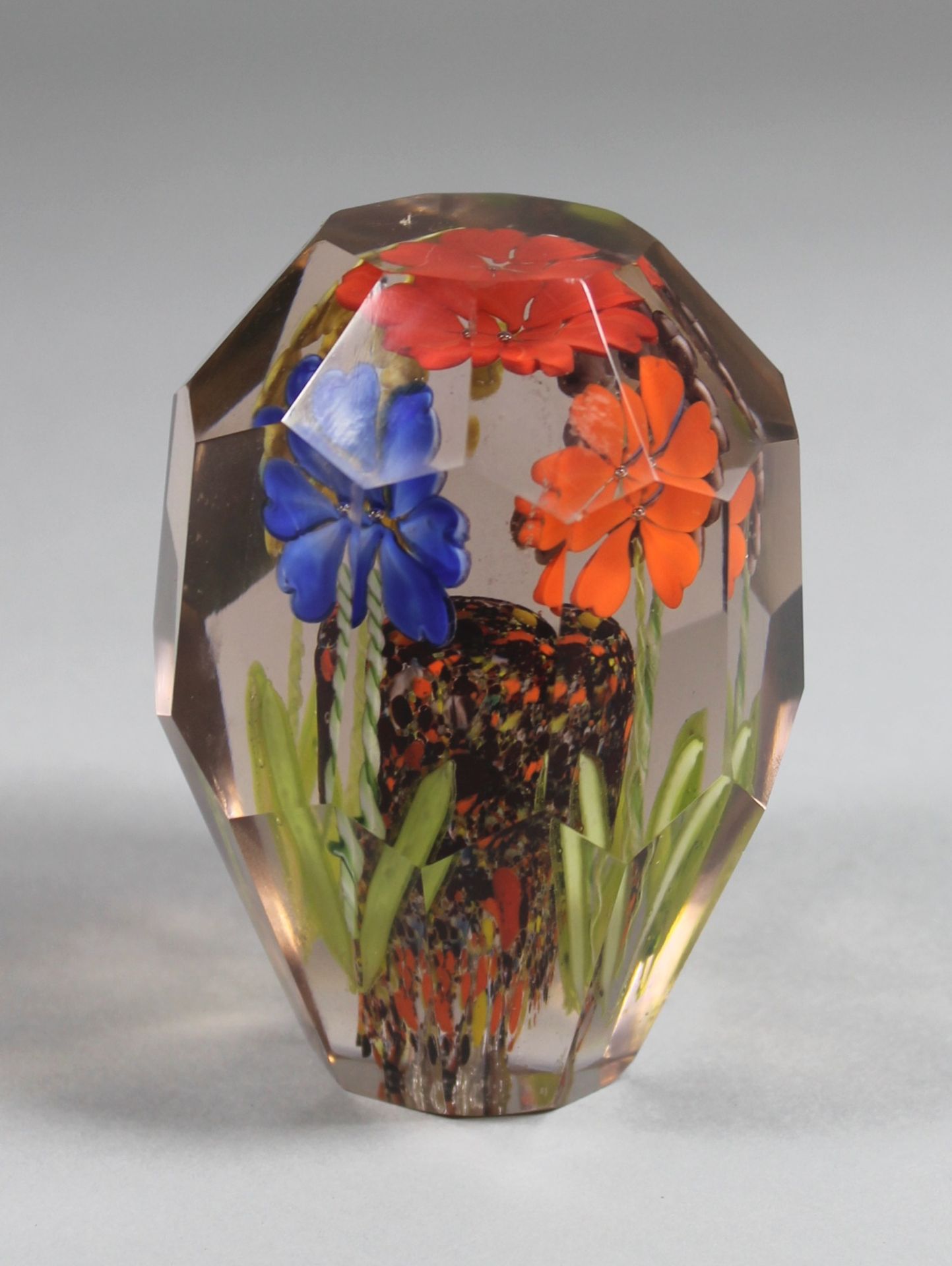 1 altes Paperweight, facettiert, mit bunten Blumeneinschlüssen, H ca. 11,5cm, altersbedingte