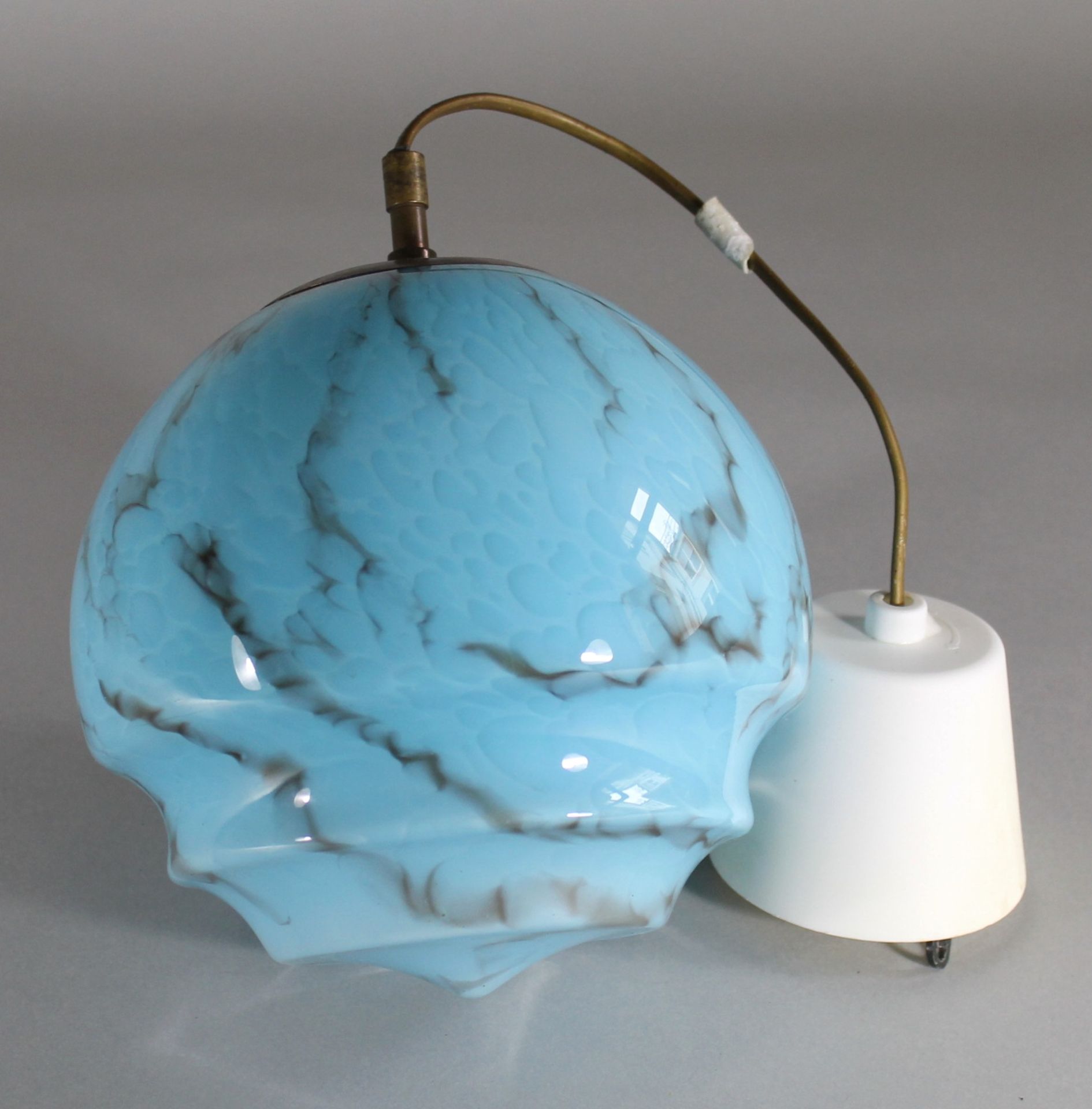 1 Deckenlampe, blauer Milchglasschirm mit braunen Einschmelzungen, 30iger Jahre, muss neu