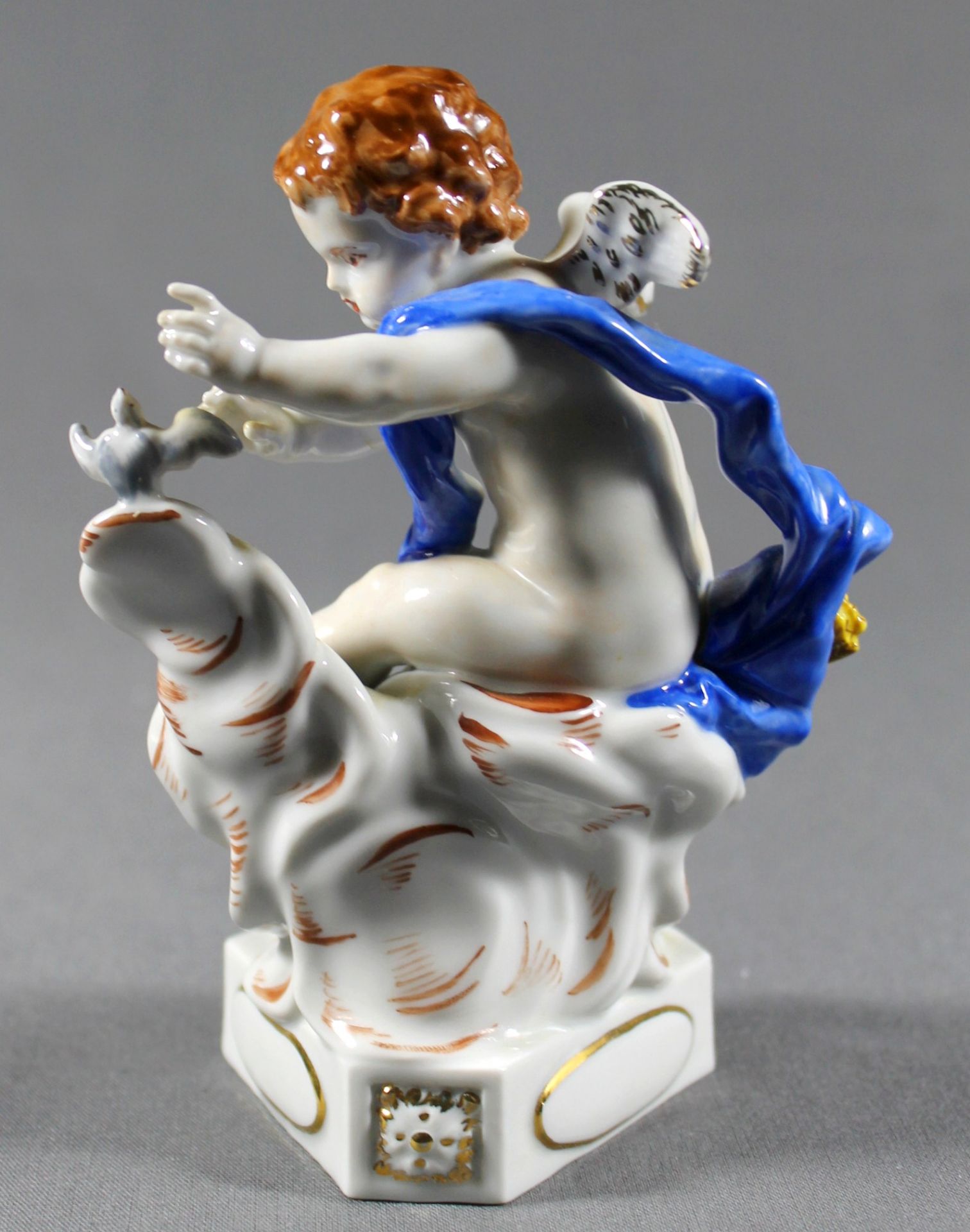 1 Porzellanfigur auf naturalistischem Sockel Porzellan „Putto mit Vogel, Meißen, blaue - Image 4 of 4