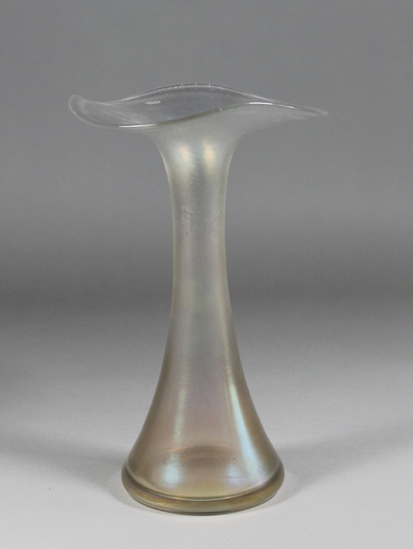 1 große Vase Glas, weiß irisierend, ausgragende Öffnung, mundgeblasen, Abriss ausgeschliffen, im