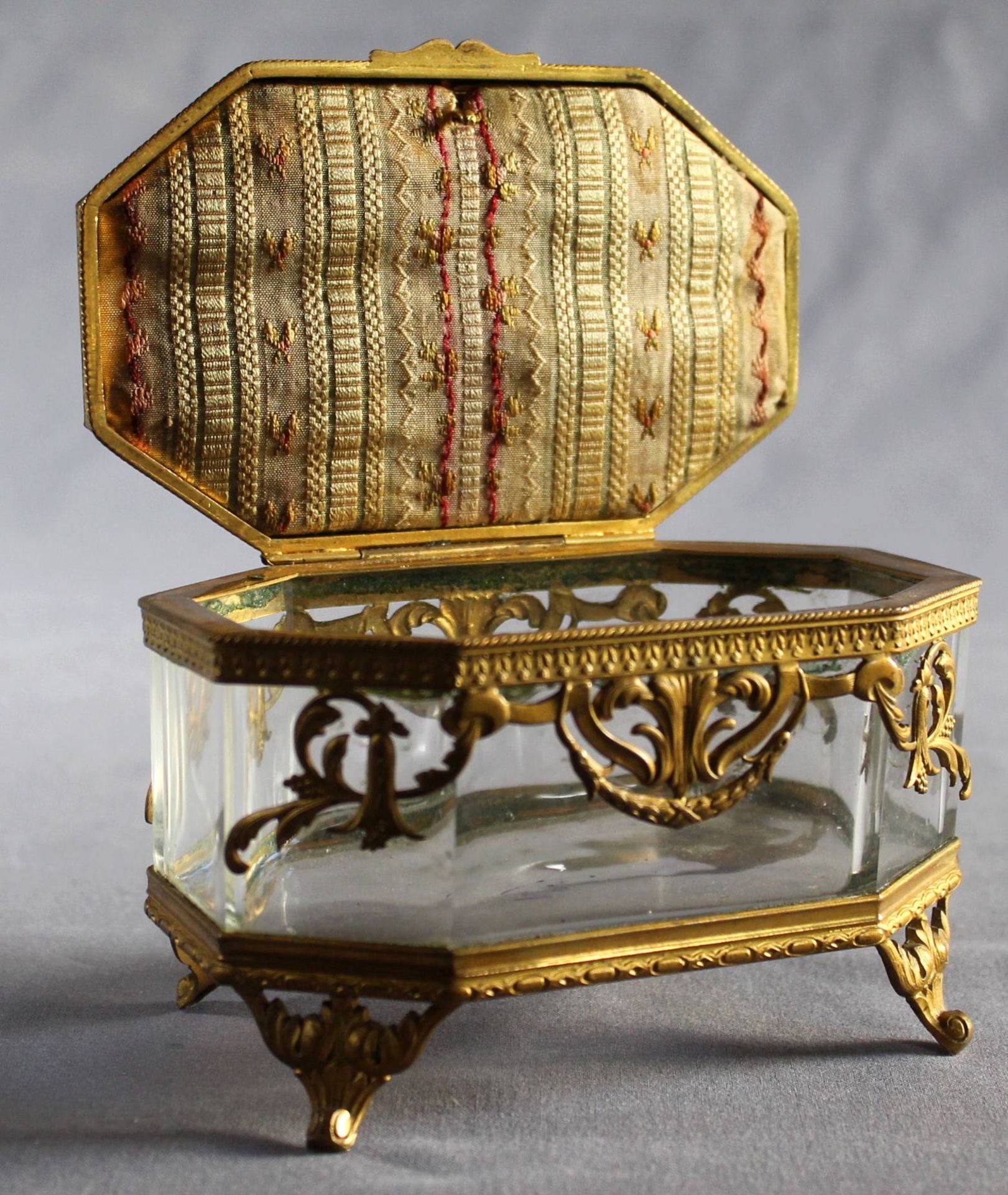 1 schöne und sehr dekorative 8-eckige Schatulle Glas, gefasst in Bronze, feuervergoldet, Deckel - Image 5 of 5