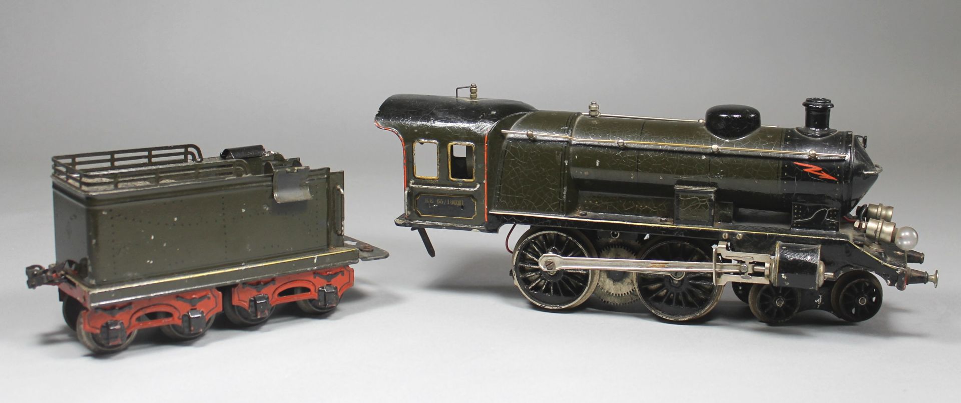 1 goße Lokomotive mit Tender, Spur HO "Märklin, EE 65/13021, 20 Volts C", farbig lithographiertes - Bild 3 aus 7