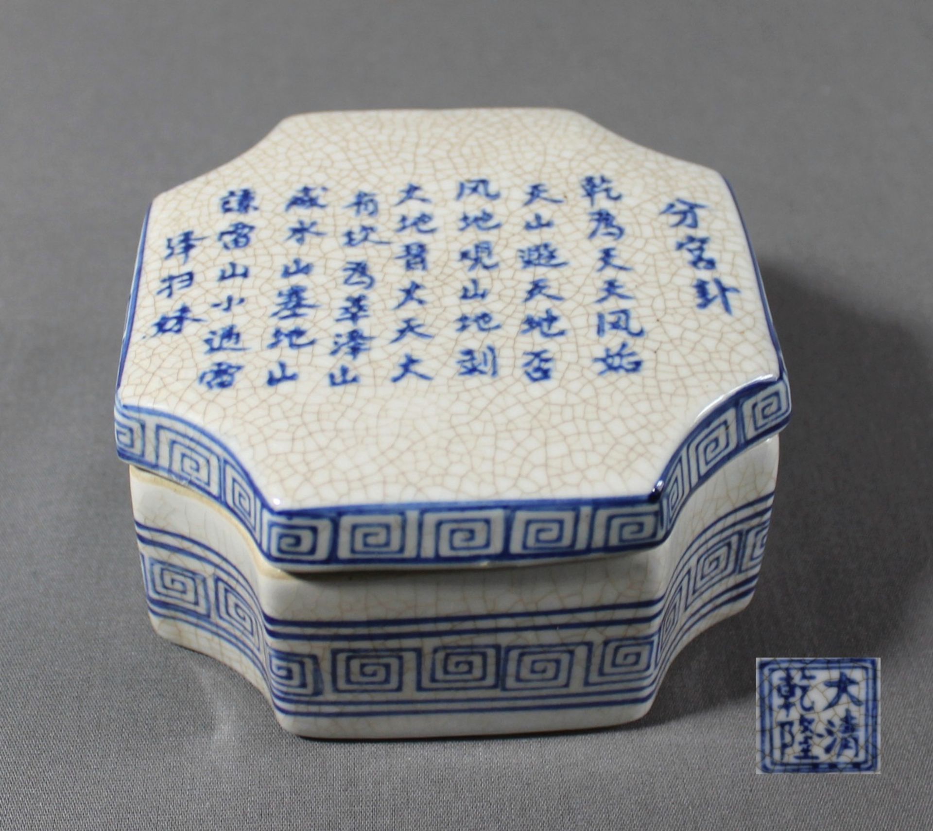 1 Deckeldose Keramik, 8-eckig, Deckel mit asiatischen Schriftzeichen, Boden gemarkt, ca. 7cm x 12,