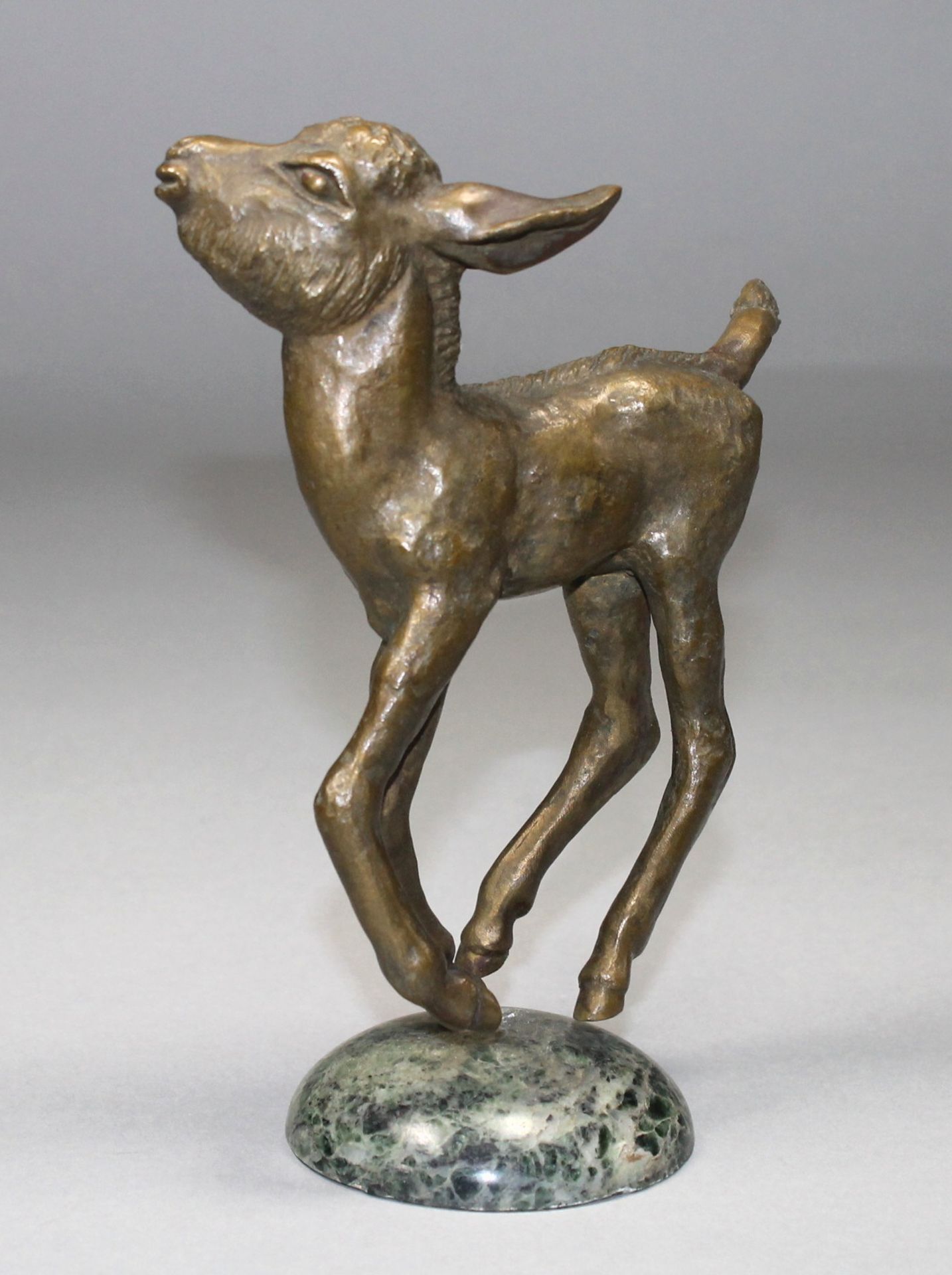 1 Bronzefigur auf runder Marmorplinthe "Esel", keine Signatur erkennbar, ca. 18cm x 14cm x 10cm (mit