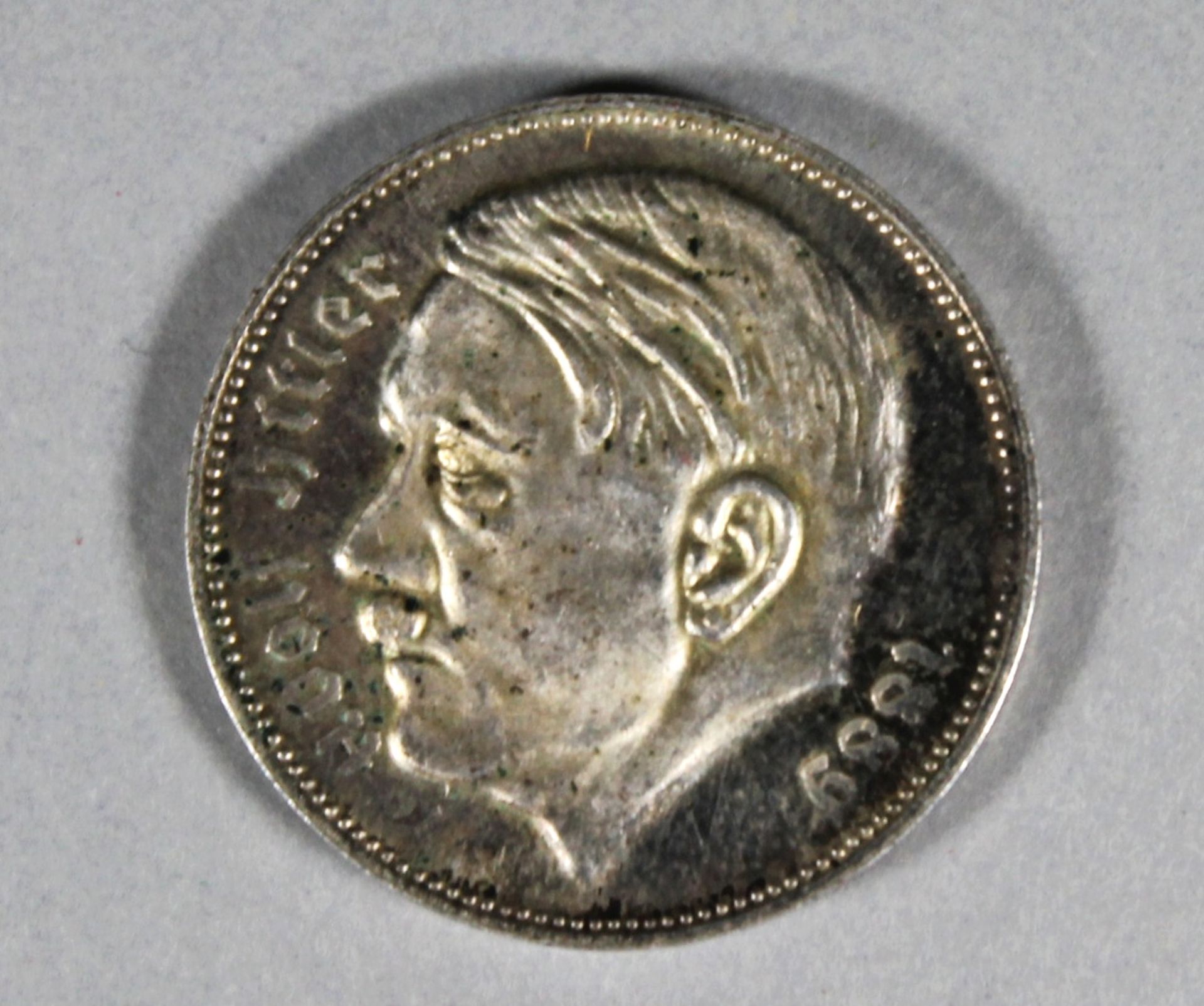 1 kleine Medaille "Adolf Hitler Reichsmark 1938"