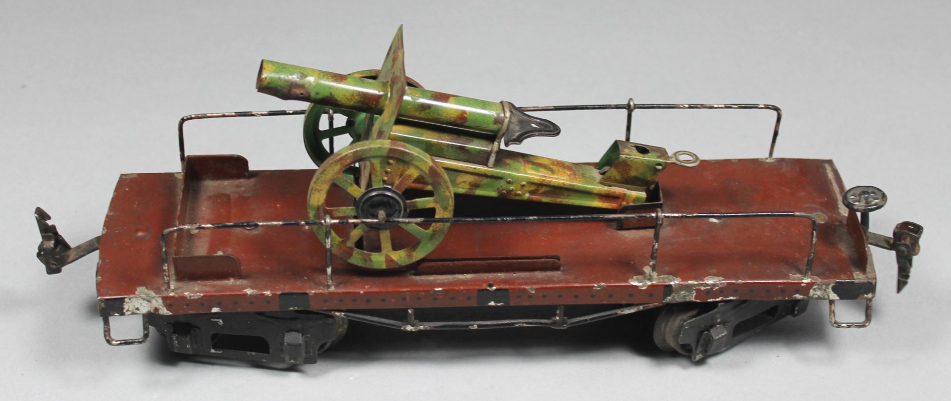 1 Plattformwagen mit Flak "Märklin", Spur HO, farbig lithographiert, stark bespielt - Image 2 of 3