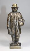 1 kleine Bronzefigur auf quadratischer Plinthe "Wandersmann mit Pfeife", Rußland, H ca. 20cm