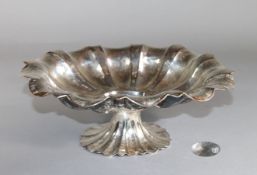 1 Fußschale Silber, gepunzt, Ovalschale mit gebuckelter Wandung, passiger Hohlfuß, ca. 13cm x