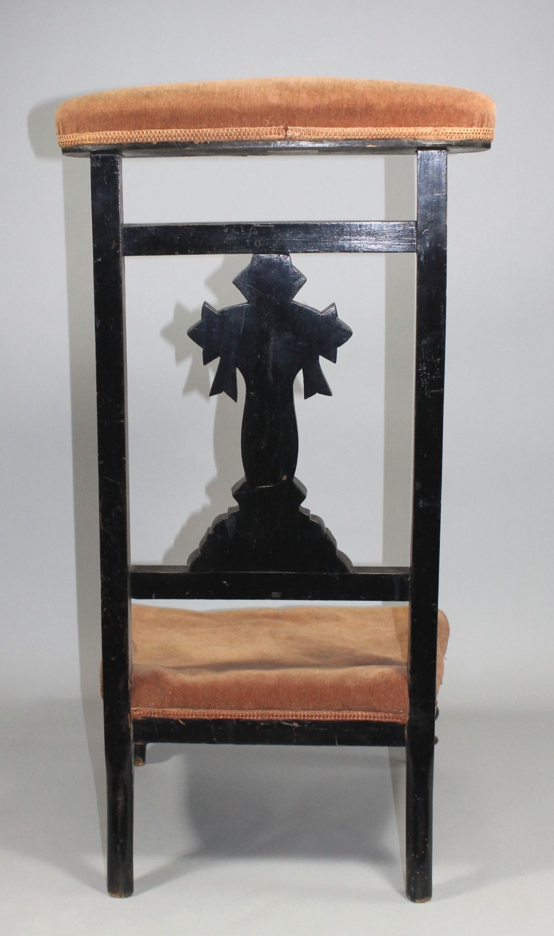 1 alter Gebetsstuhl mit Hocker, Eiche, Samtbezug, altersbedingte Gerauchsspuren, ca. 91cm x 46,5cm x - Image 2 of 2