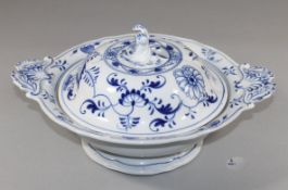 1 Ragoutterrine Porzellan "Meißen, Teichert", blaues unterglasur gemaltes Zwiebelmuster, Deckel