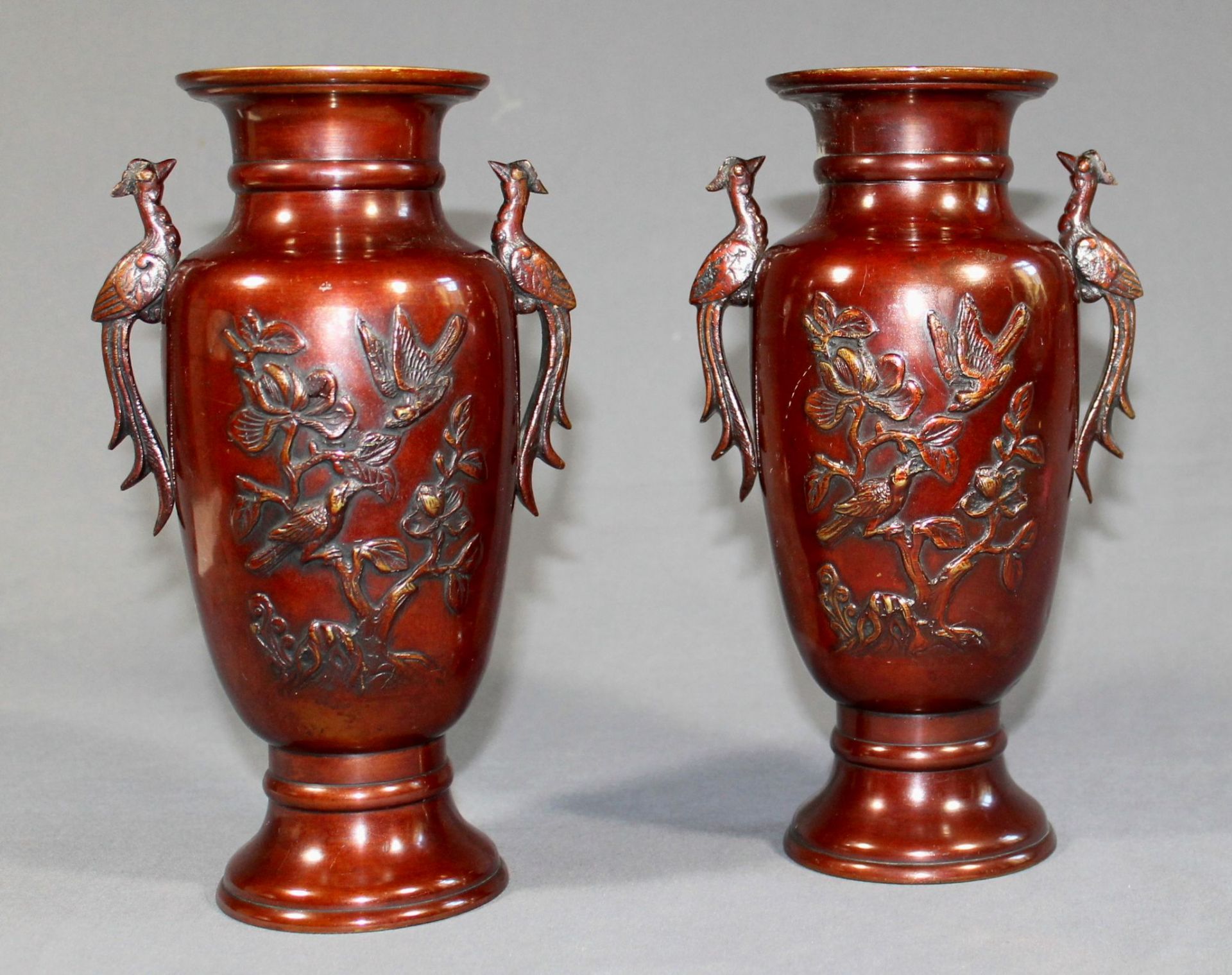 1 Paar Vasen Bronze, Wandung mit aufgelegten und plastisch gestalteten Vogel- und Blütenmotiv,
