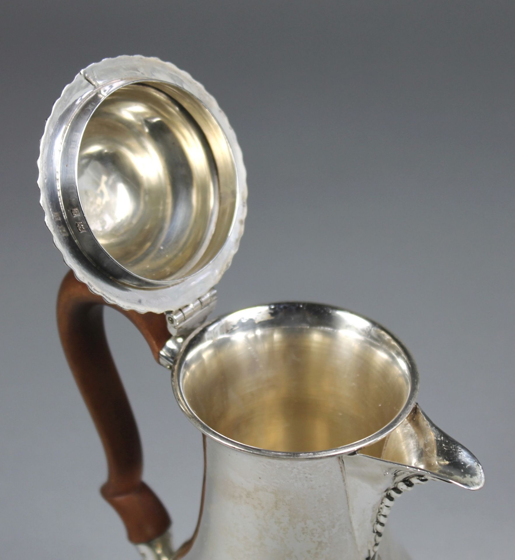 1 Kaffeekanne Silber (925/000), punziert, bauchige Form, mit geschwungenem Holzgriff, England, H ca. - Image 3 of 3