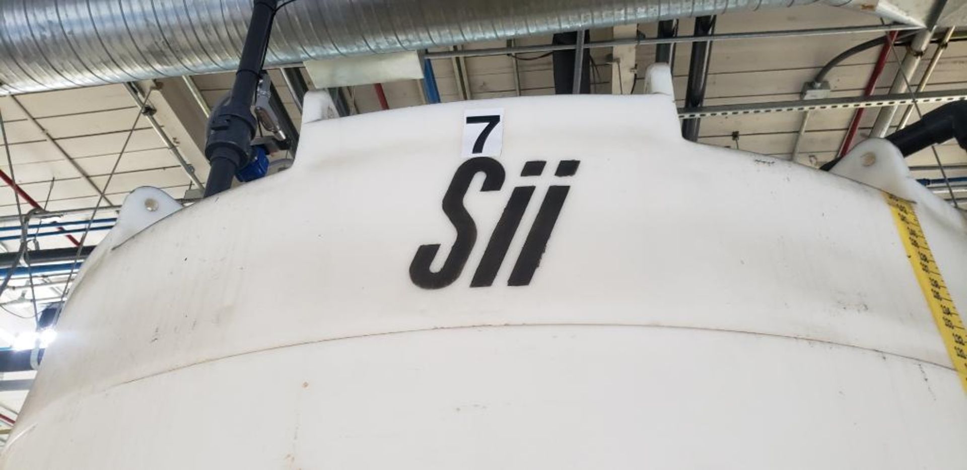 Sii Vertical Poly Tank Approx. 5500 Gal Capacity - Image 2 of 9