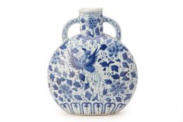 A MING STYLE BLUE AND WHITE PORCELAIN MOON FLASK